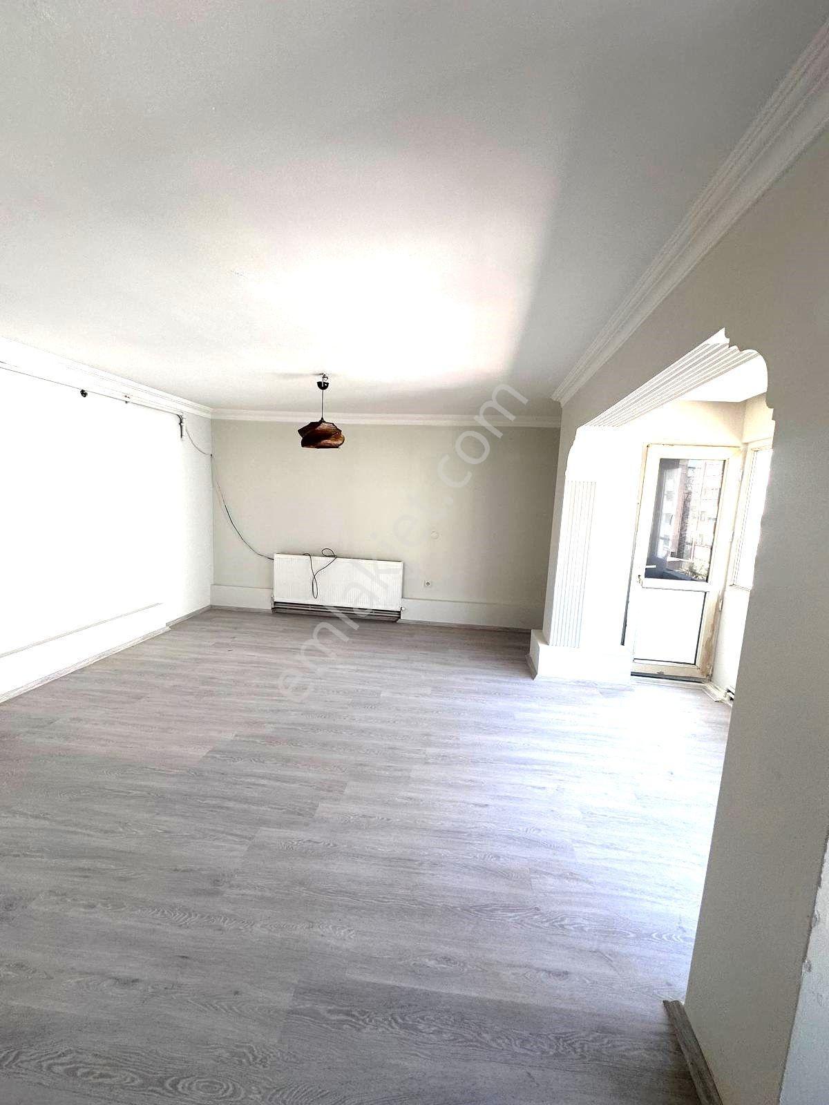 Çınar'da Asansörlü Doğalgazlı Çift Balkonlu 2+1/110m2 Daire 2.350.000 Tl - Görsel 3