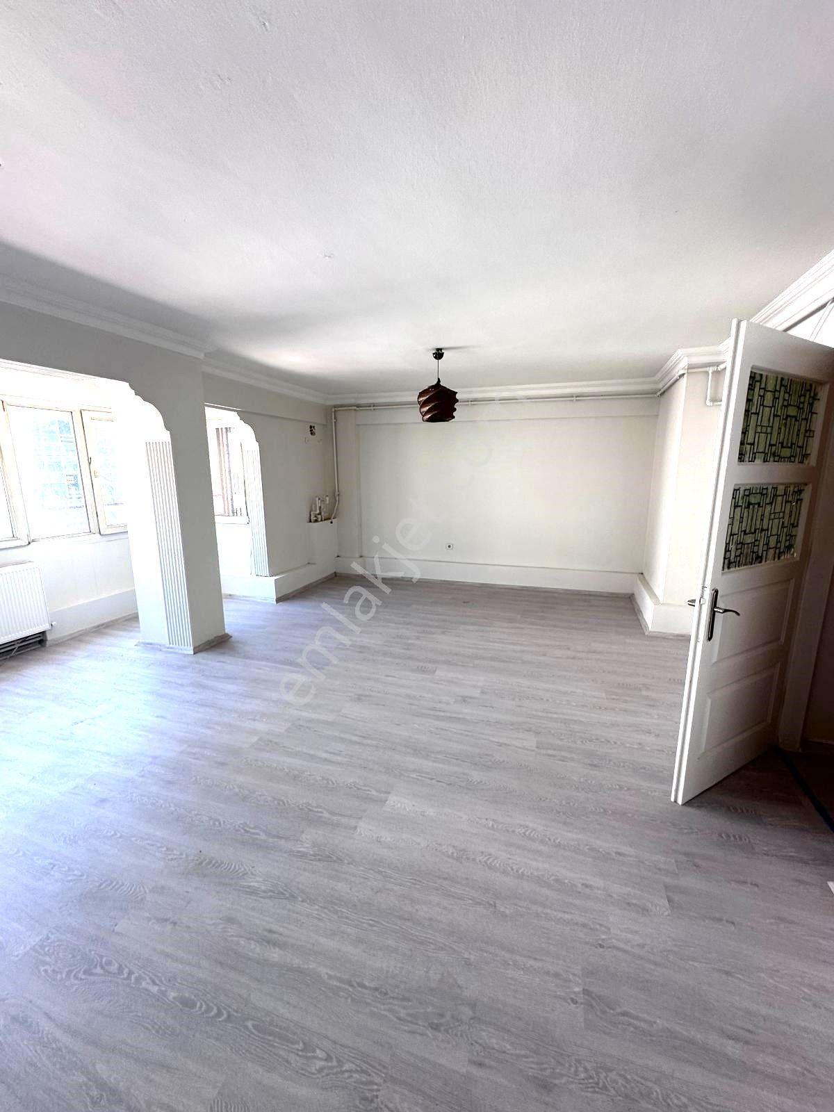 Çınar'da Asansörlü Doğalgazlı Çift Balkonlu 2+1/110m2 Daire 2.350.000 Tl