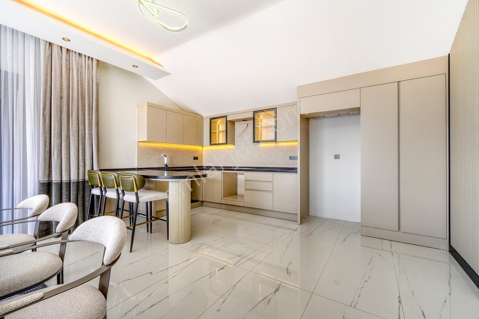 Alanya Tepe'de Sıfır Eşyalı Ultra Lüks 5+2 Villa - Görsel 17