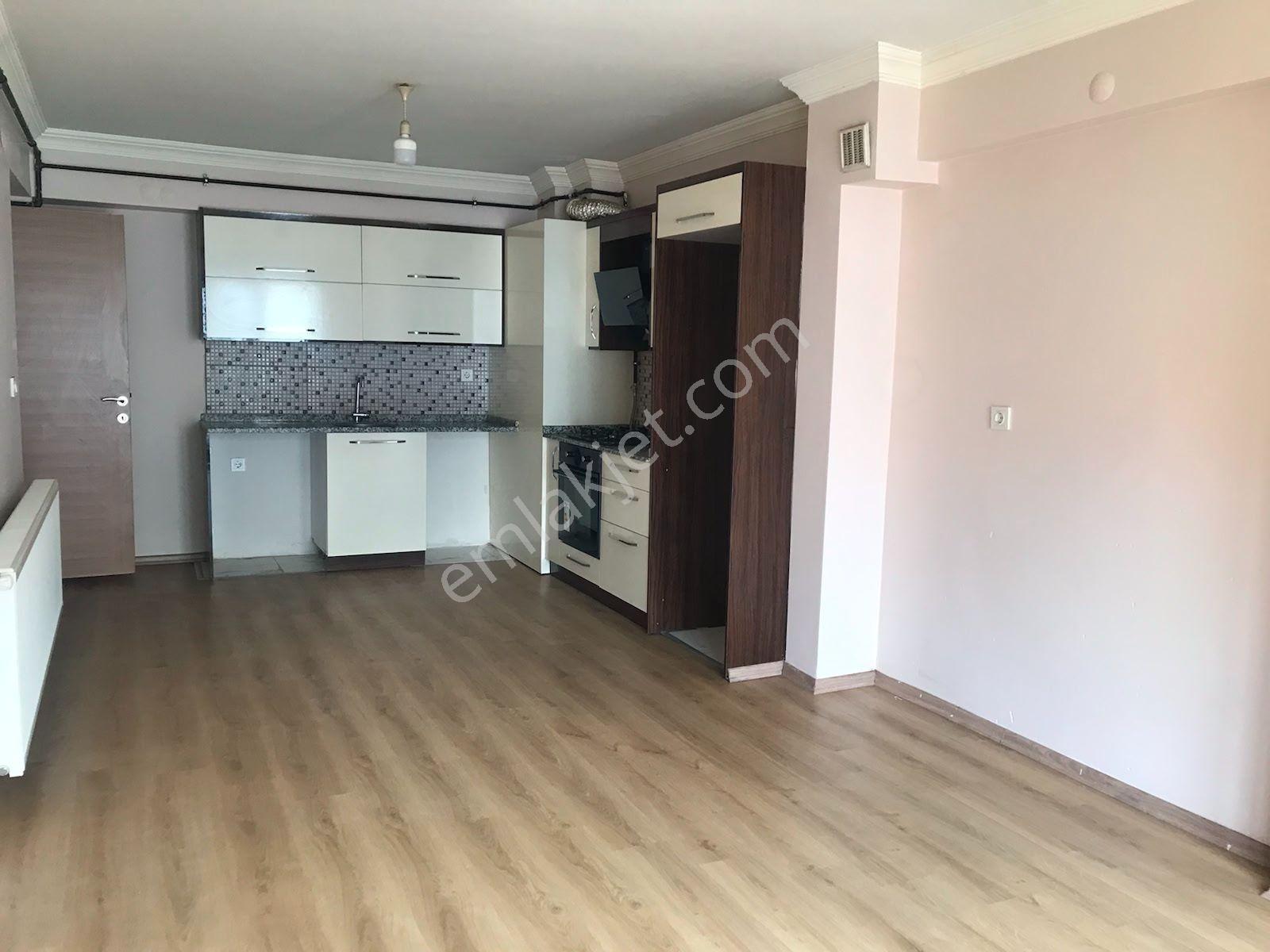 Öz Elit Emlak'tan Muradiye Mahallesinde Kiralık 1+1 Ara Kat Daire 15.000 Tl.