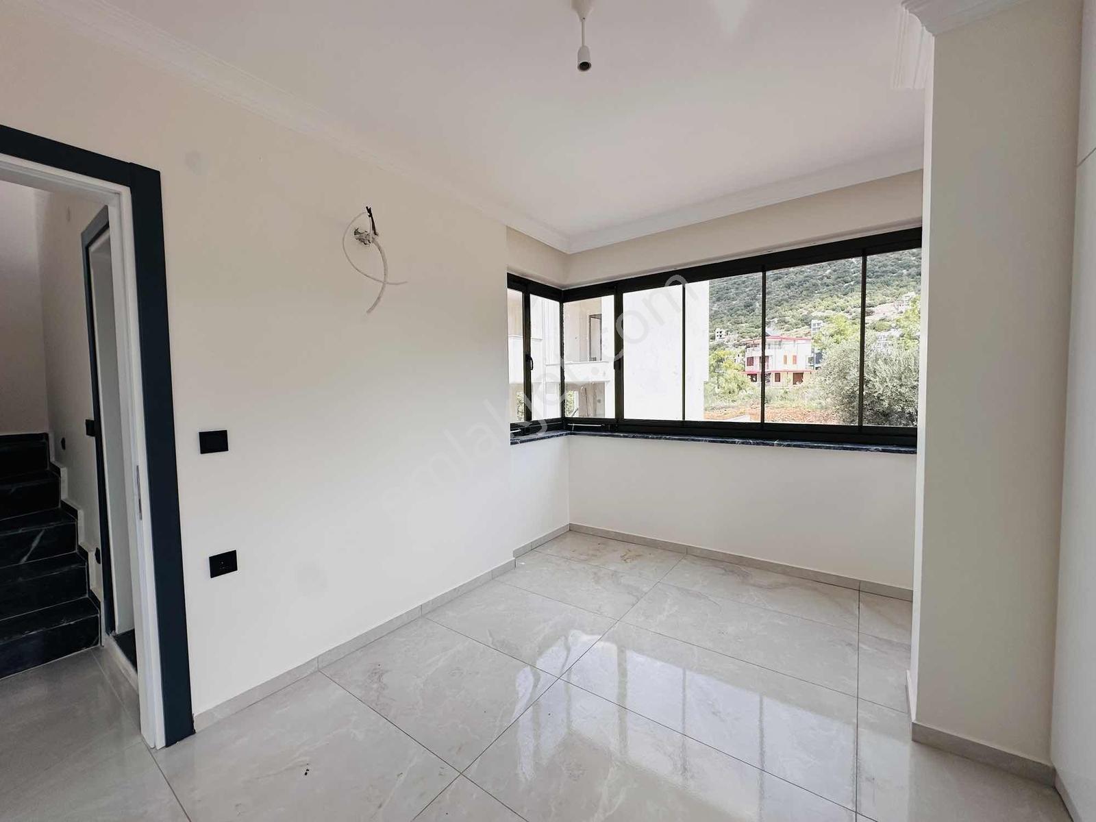 Köşe Konum Geniş Bahçeli 3+1 Villa - Görsel 16