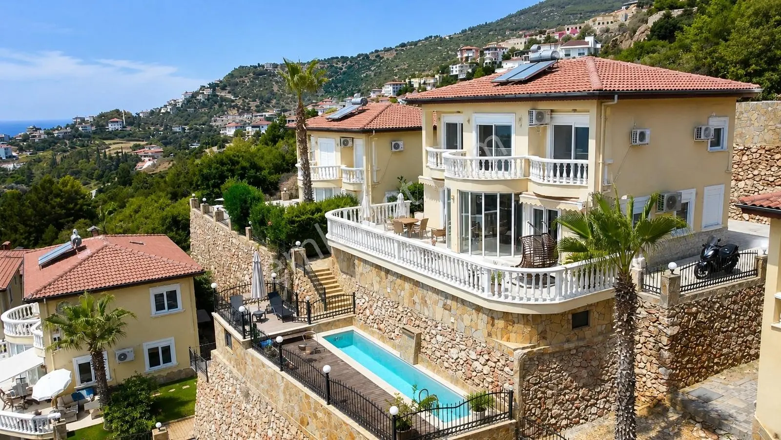 Alanya Tepe 4+1 350m2 3 Balkon,otopark,havuz,eşyalı,kale Manzara