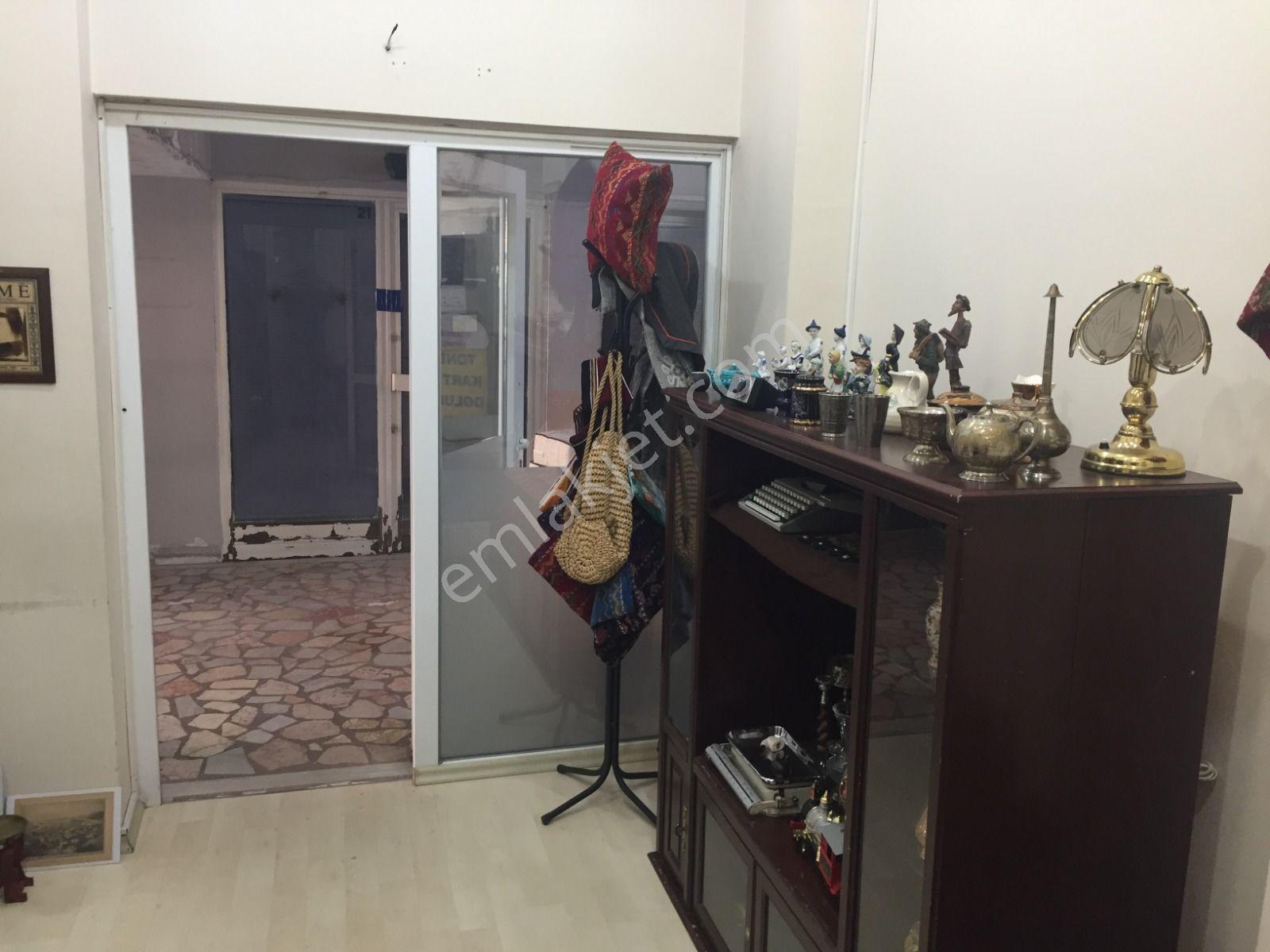 Küçükyalı'da Minibüs Yolunda Pasaj İçinde 15m2 Dükkan