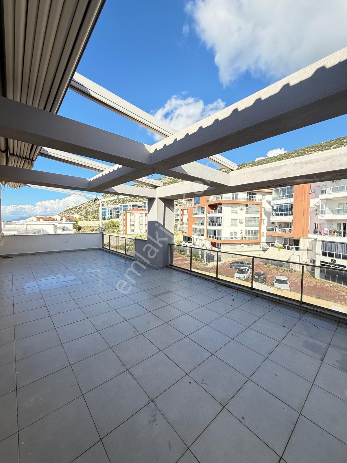 Kuşadası Ege Mahallesinde Elit Güvenlikli Havuzlu Sitede 4+1 200m2 Deniz Manzaralı - Görsel 8