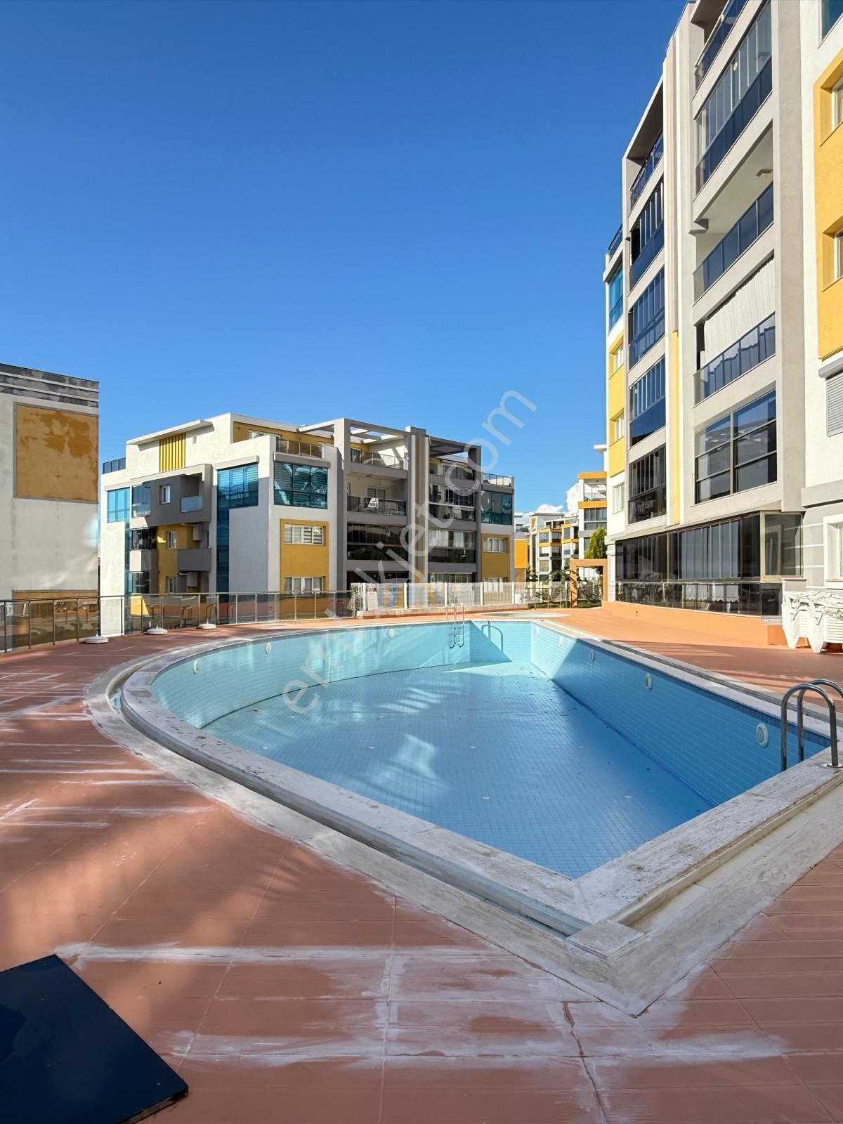 Kuşadası Ege Mahallesinde Elit Güvenlikli Havuzlu Sitede 4+1 200m2 Deniz Manzaralı - Görsel 2