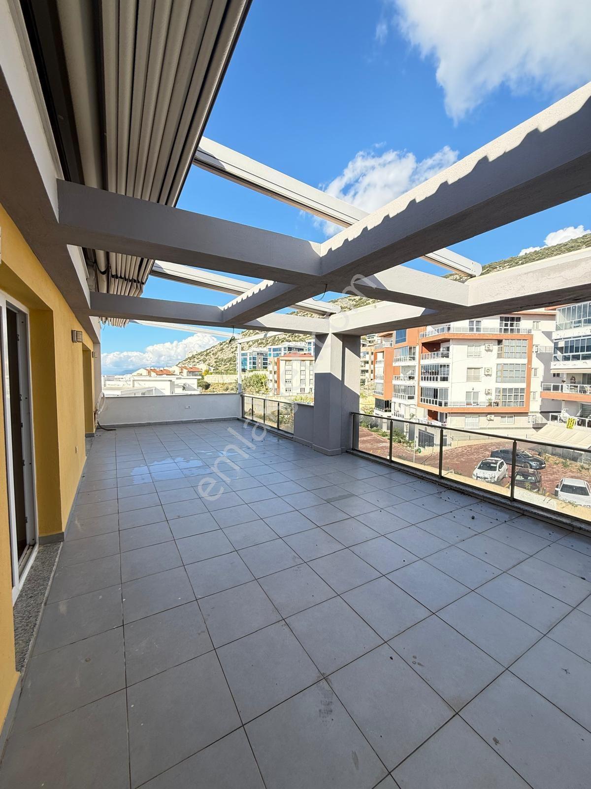 Kuşadası Ege Mahallesinde Elit Güvenlikli Havuzlu Sitede 4+1 200m2 Deniz Manzaralı - Görsel 5