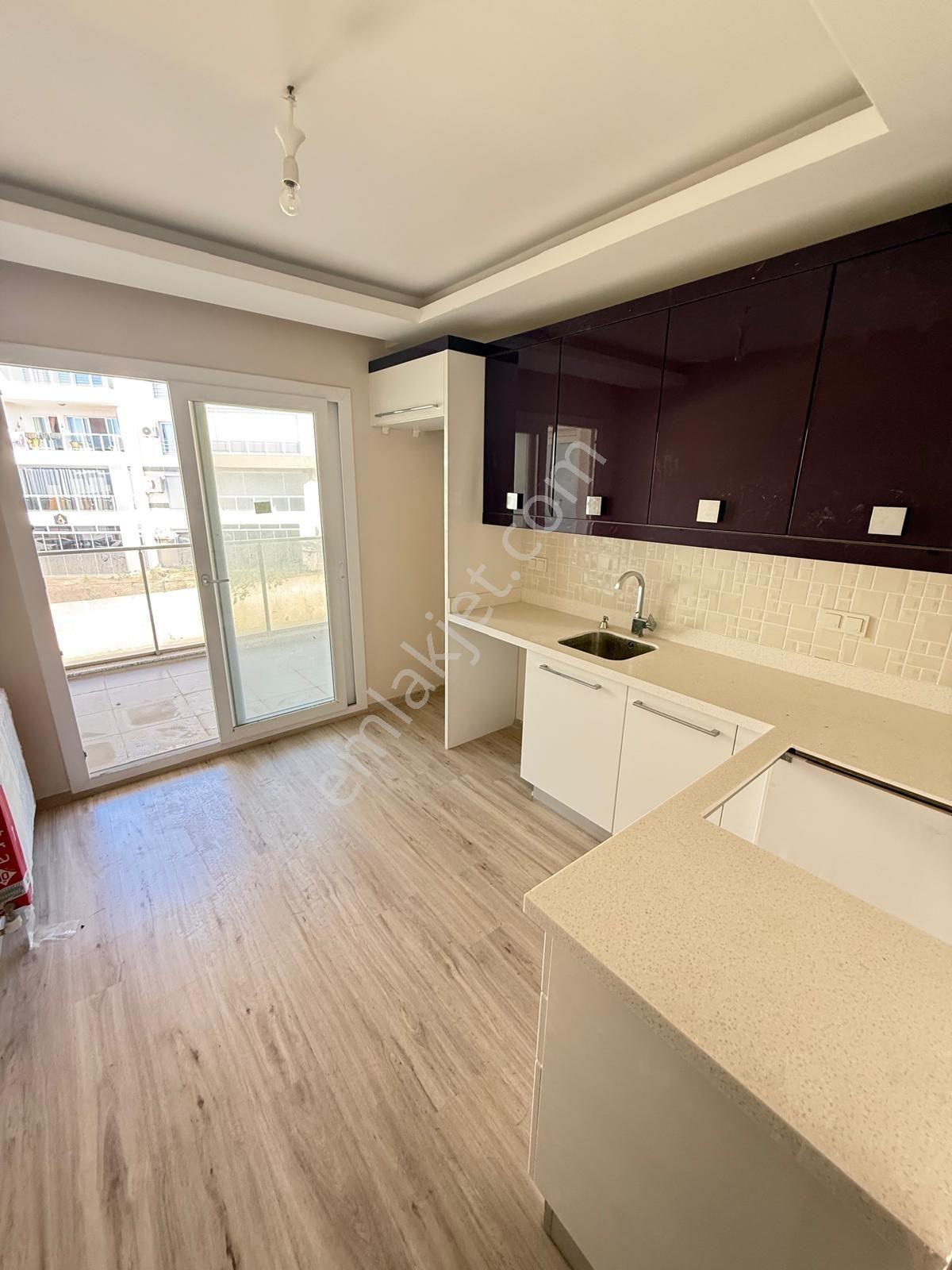 Kuşadası Ege Mahallesinde Elit Güvenlikli Havuzlu Sitede 4+1 200m2 Deniz Manzaralı - Görsel 19