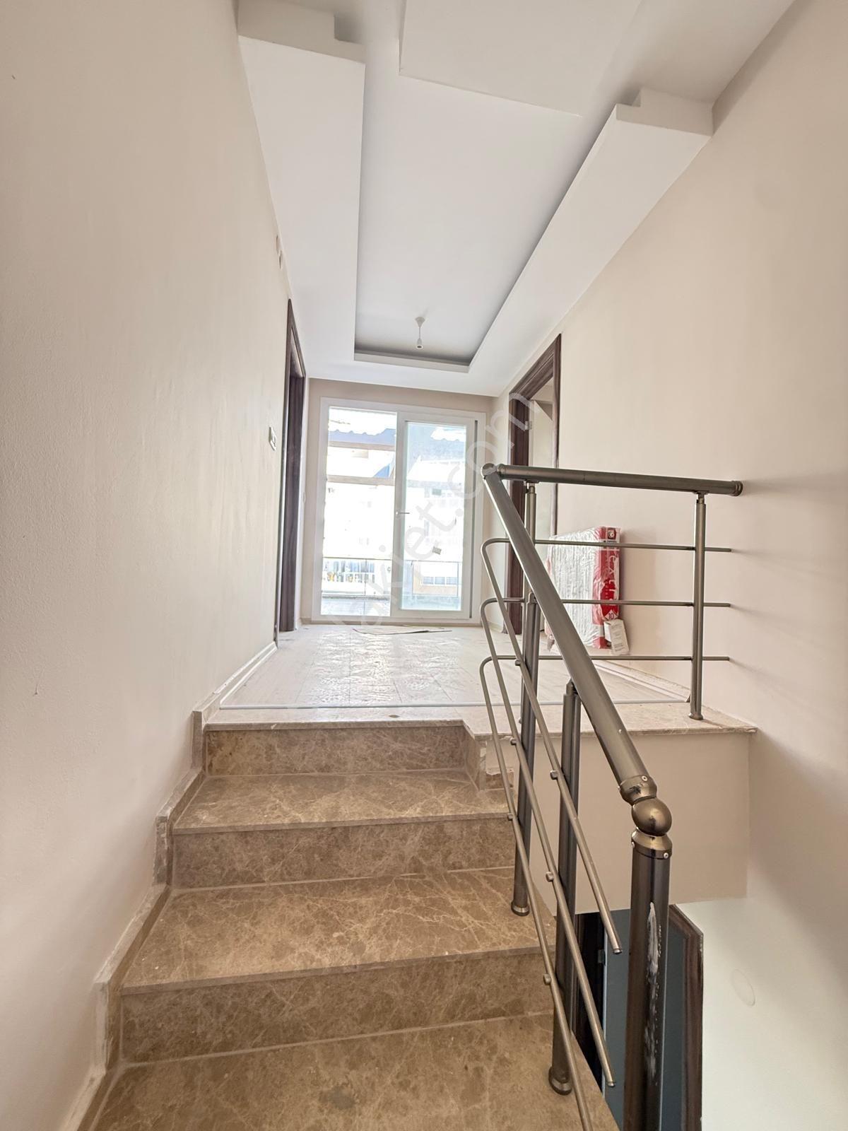 Kuşadası Ege Mahallesinde Elit Güvenlikli Havuzlu Sitede 4+1 200m2 Deniz Manzaralı - Görsel 17