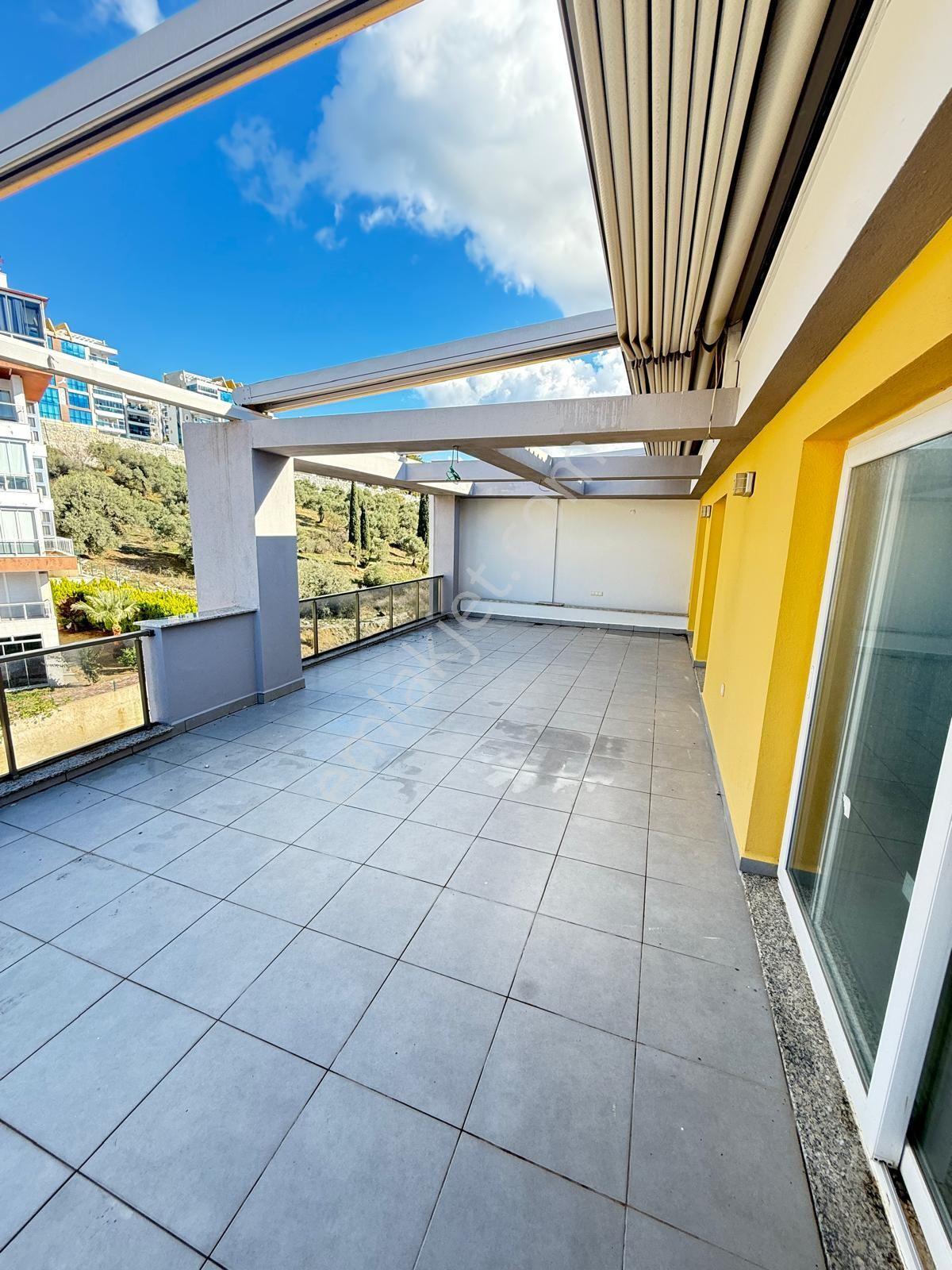 Kuşadası Ege Mahallesinde Elit Güvenlikli Havuzlu Sitede 4+1 200m2 Deniz Manzaralı - Görsel 9