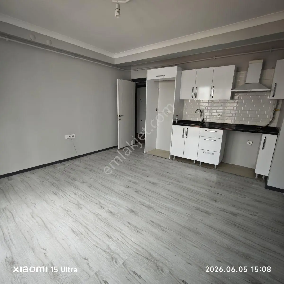 Çarşı Merkezinde Eşyasız Balkonlu 1+1 Daire