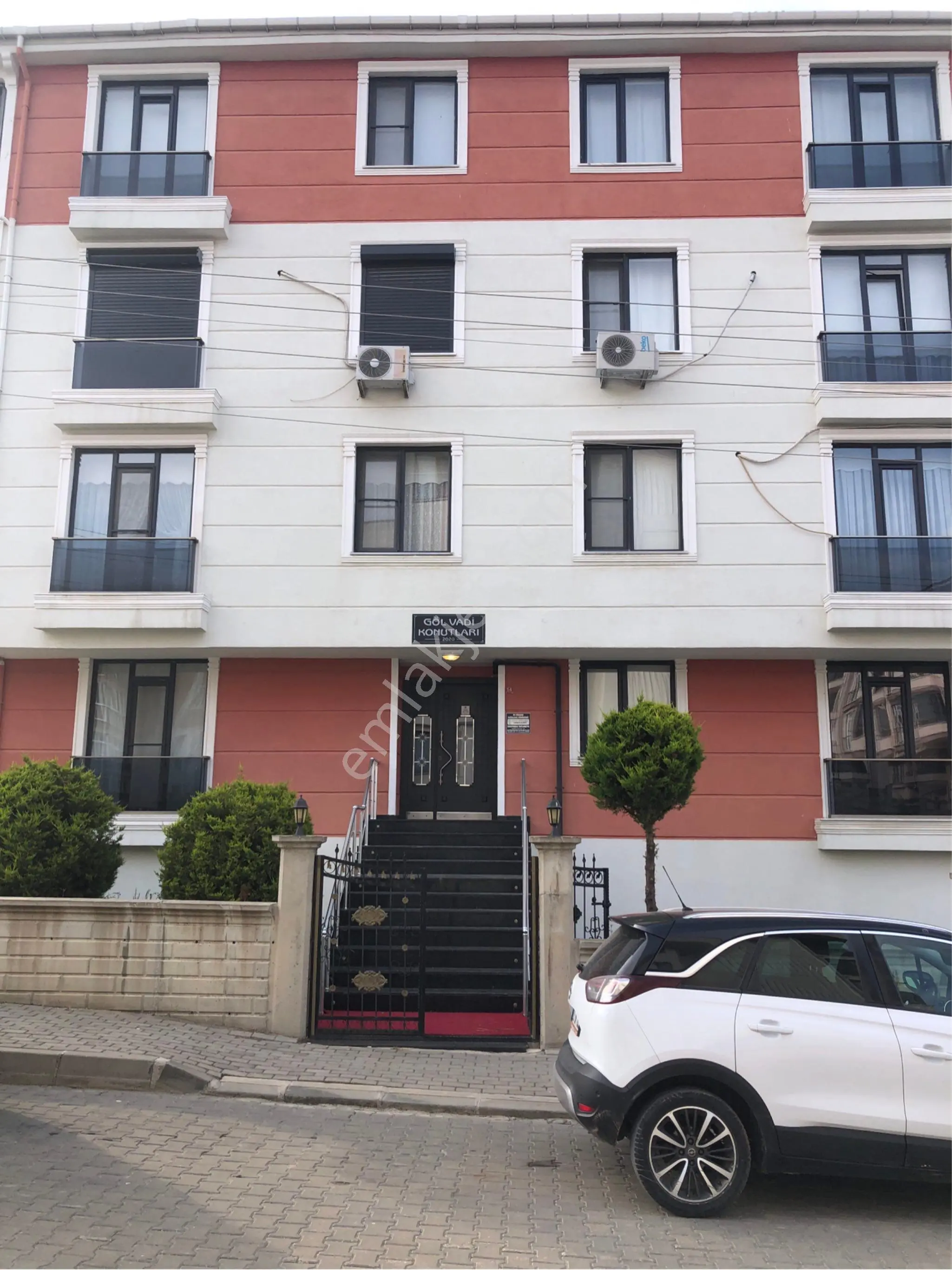Cumhuriyet Mahallesi Göl Vadi Konutlarında Ebeveyn Banyolu 2+1 Kiralık Daire