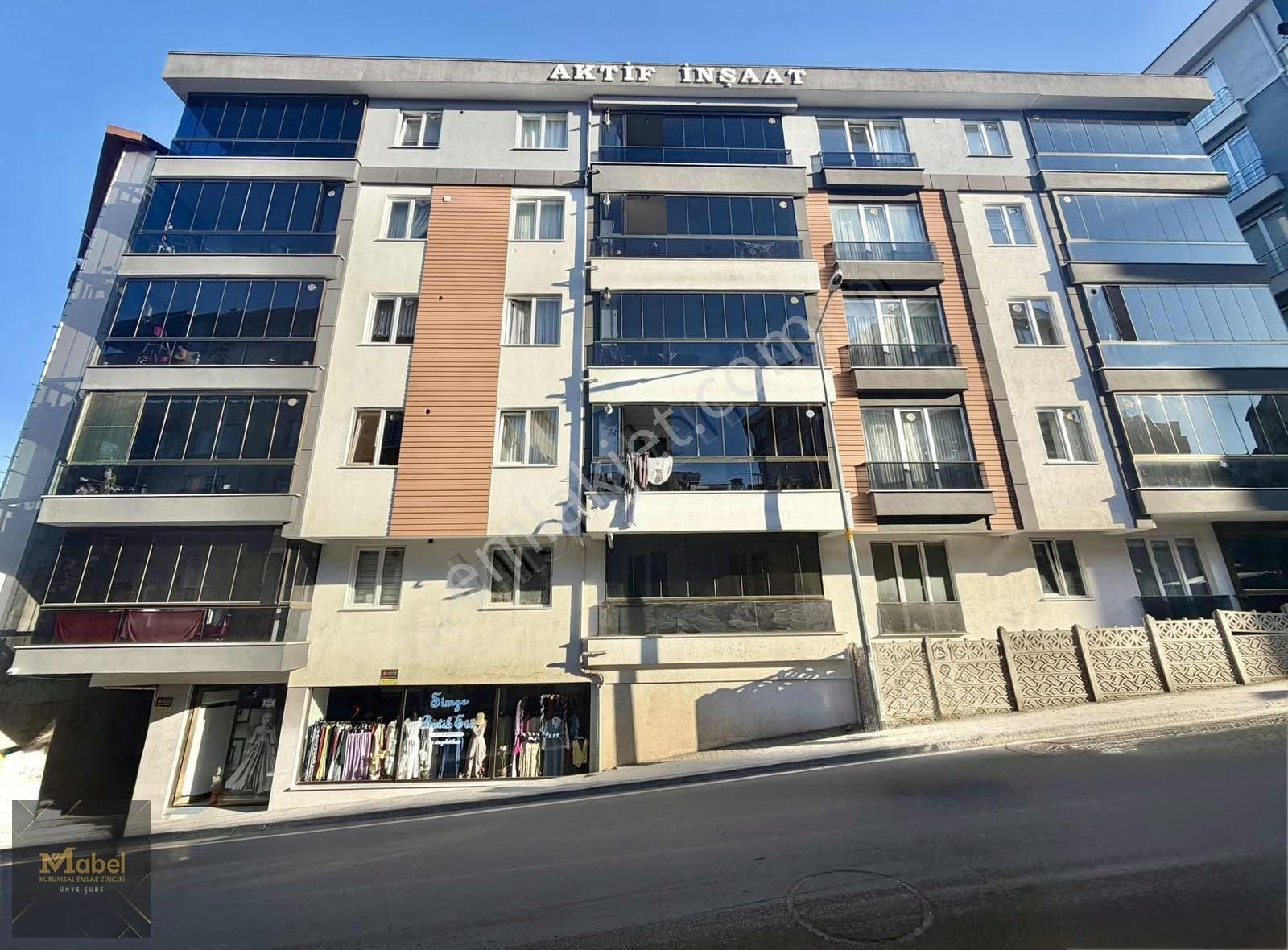 Meydana Çok Yakın Bakımlı Masrafsız Geniş Ara Kat 3+1