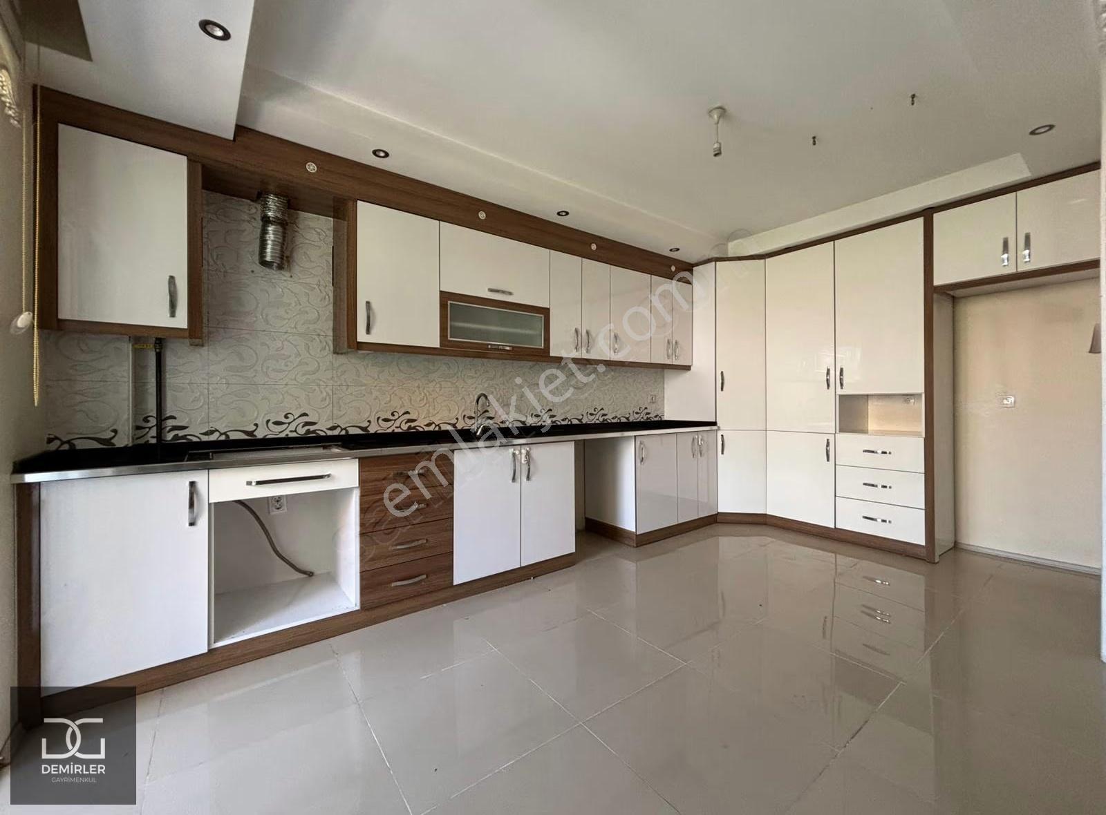 Demirler'den Akkonak'da Cam Balkonlu 2.5+1 Kiralık Daire