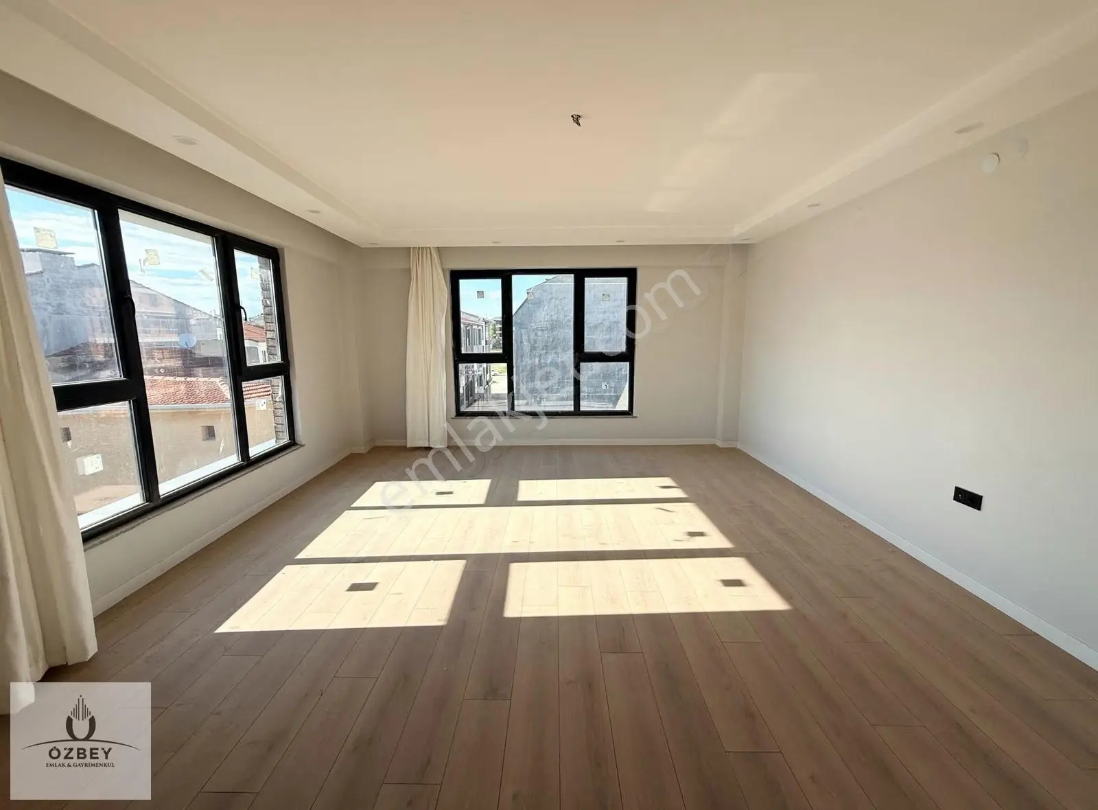 Özbey Emlaktan Çamılca Mah. Batı Cepheli Köşe Özel Garajlı 3+1