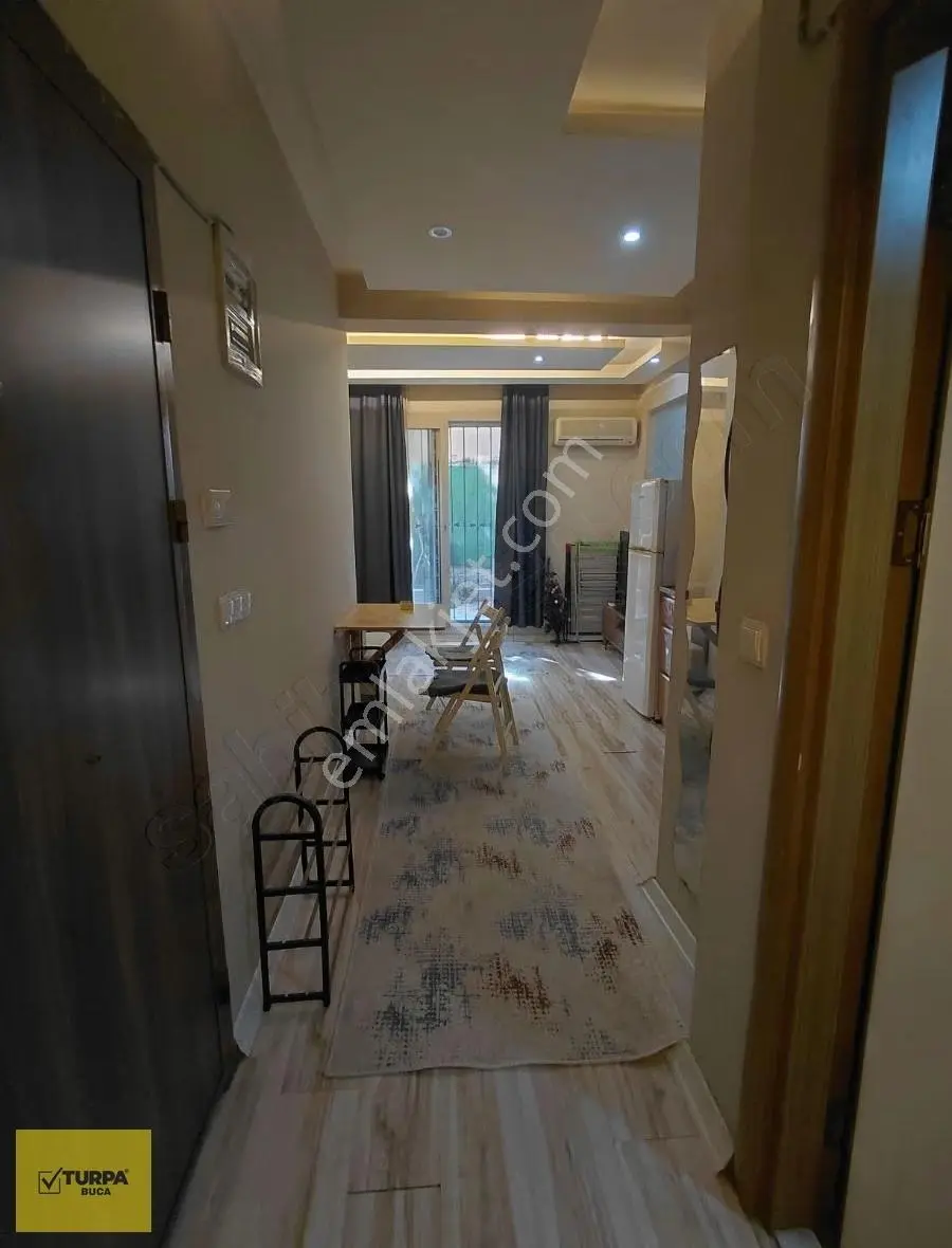 Turpa Buca'dan Satılık 1+1 Bahçe Katı Eşyalı Merkezi Konumda - Görsel 3