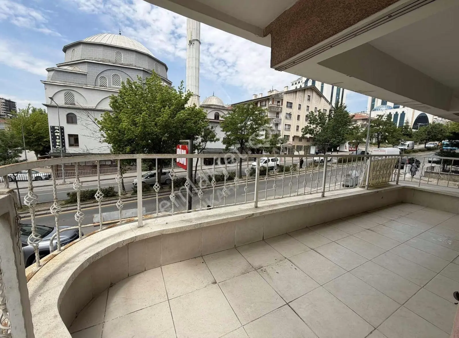 Fırsat Ayvalı Caddesi Merkezi Konumda Ön Cephe 1. Kat