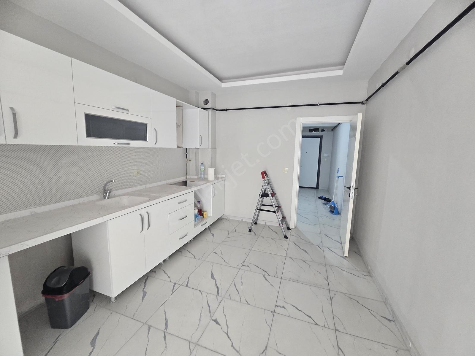 Alsancak'ta Merkezi Bölgede Sıfır 3+1 Daire - Görsel 7