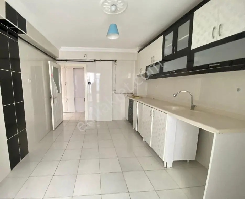 Sancaktepe'de Asansör Açık-kapalı Otopark Geniş 3+1 Satılık