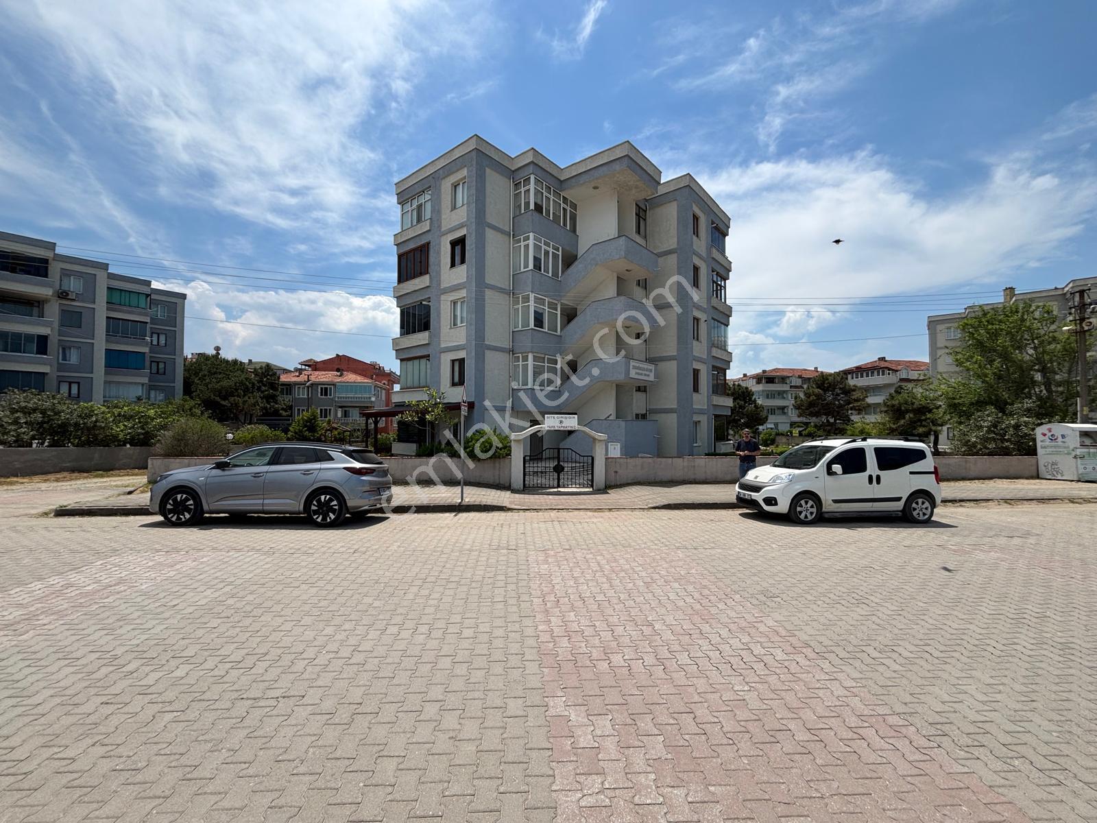 Denize Sıfır Konumda Eşsiz Manzaralı 2+1 Satılık Daire!!