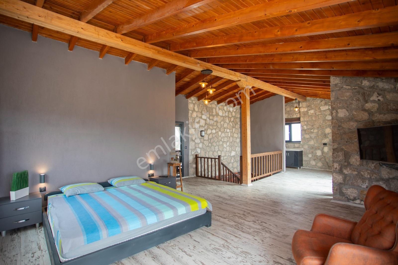 Karaburun Mordoğan'da Panaromik Deniz Manzaralı Taş Villa - Görsel 22