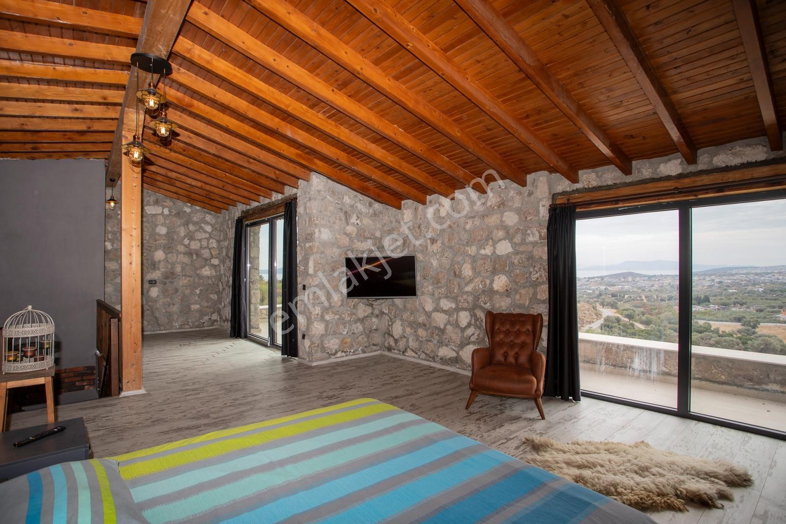 Karaburun Mordoğan'da Panaromik Deniz Manzaralı Taş Villa - Görsel 6