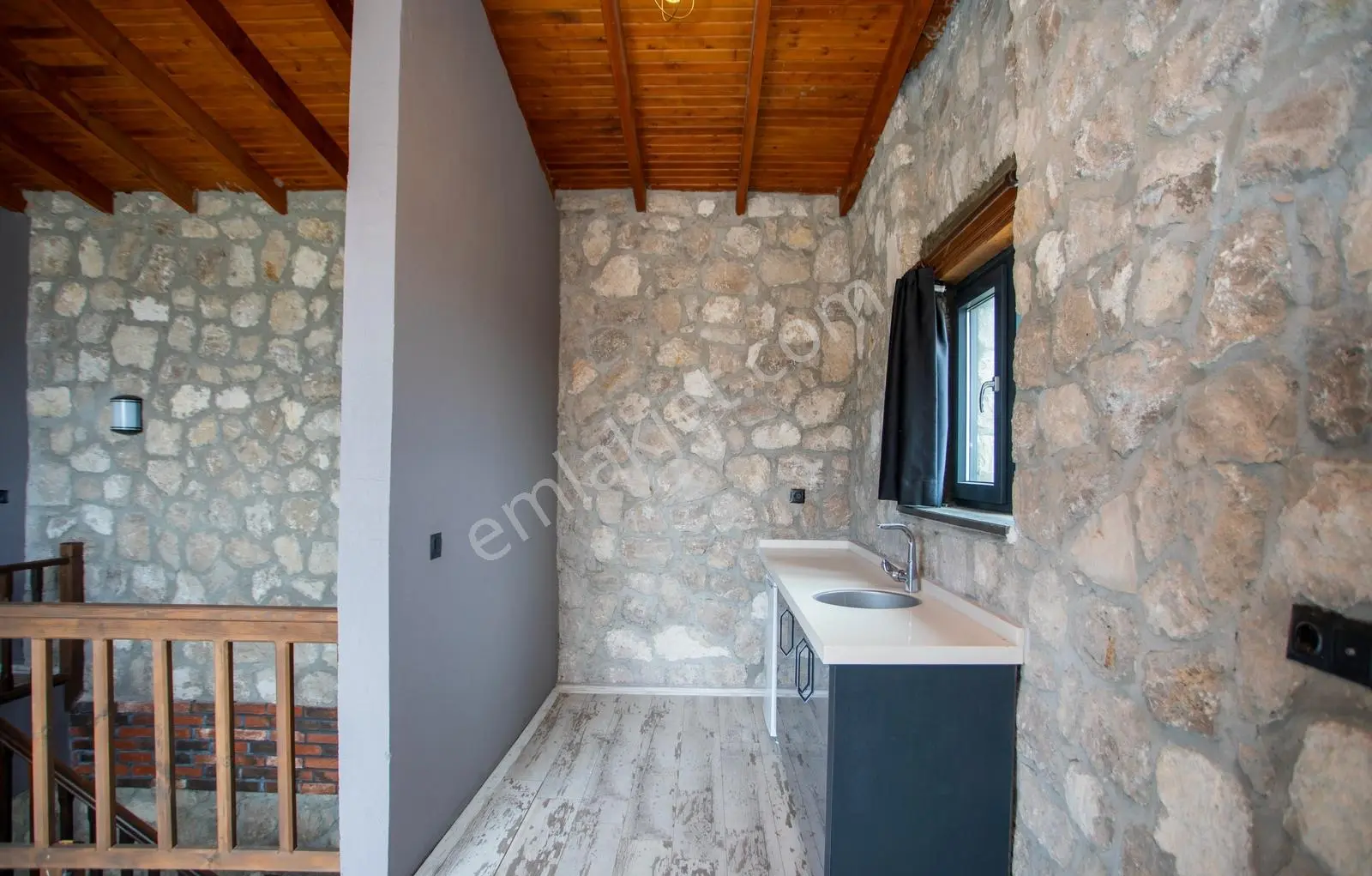 Karaburun Mordoğan'da Panaromik Deniz Manzaralı Taş Villa - Görsel 4
