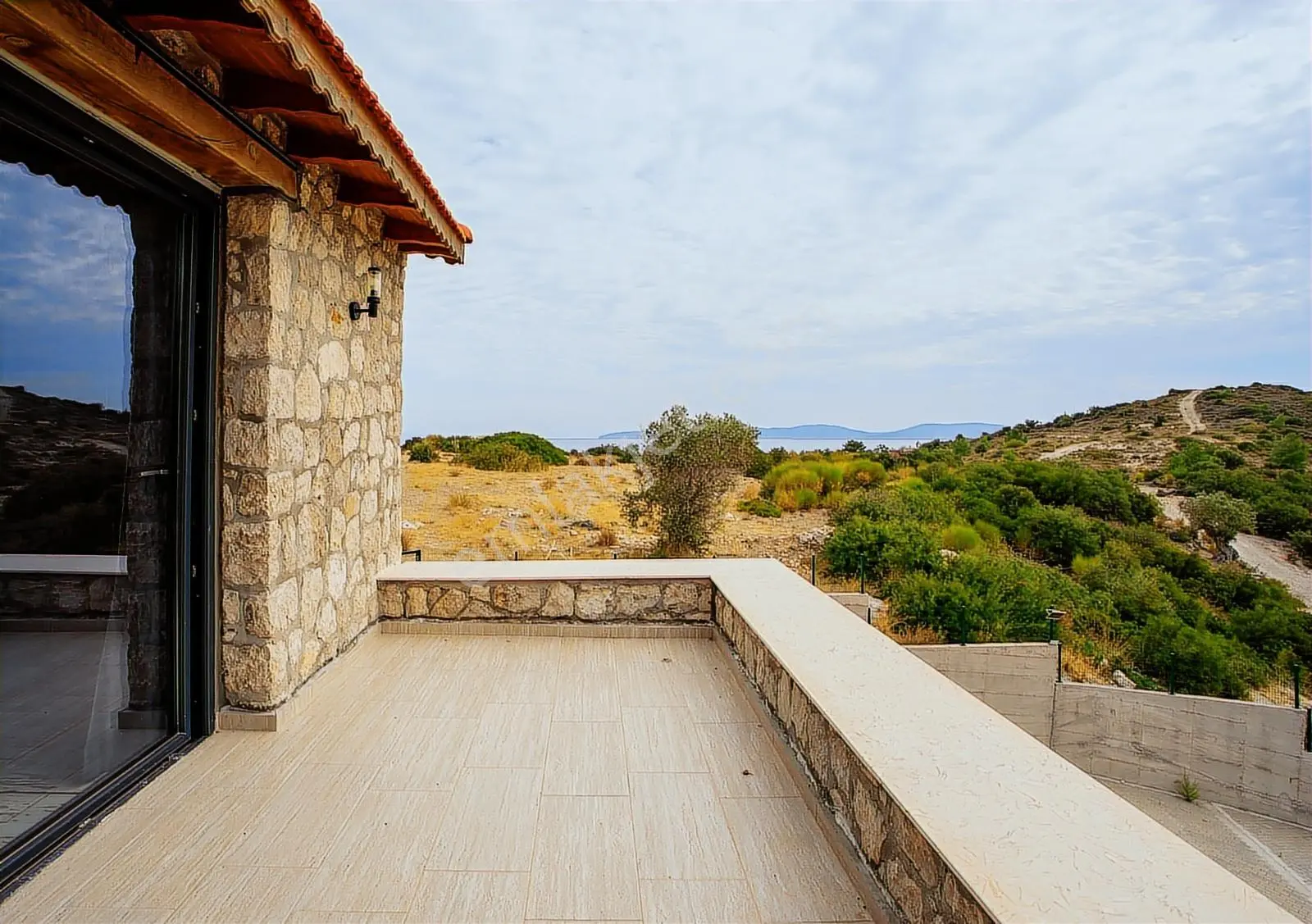 Karaburun Mordoğan'da Panaromik Deniz Manzaralı Taş Villa - Görsel 3