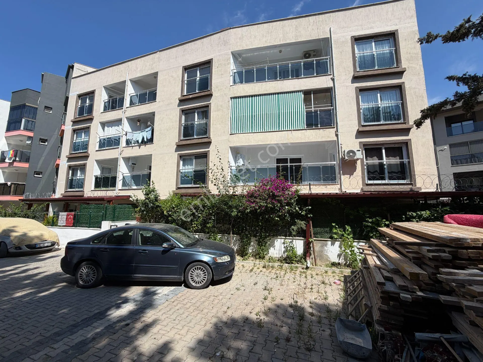 Kuşadası Davutlar'da Ferah 2+1 Satılık Daire (70m²)