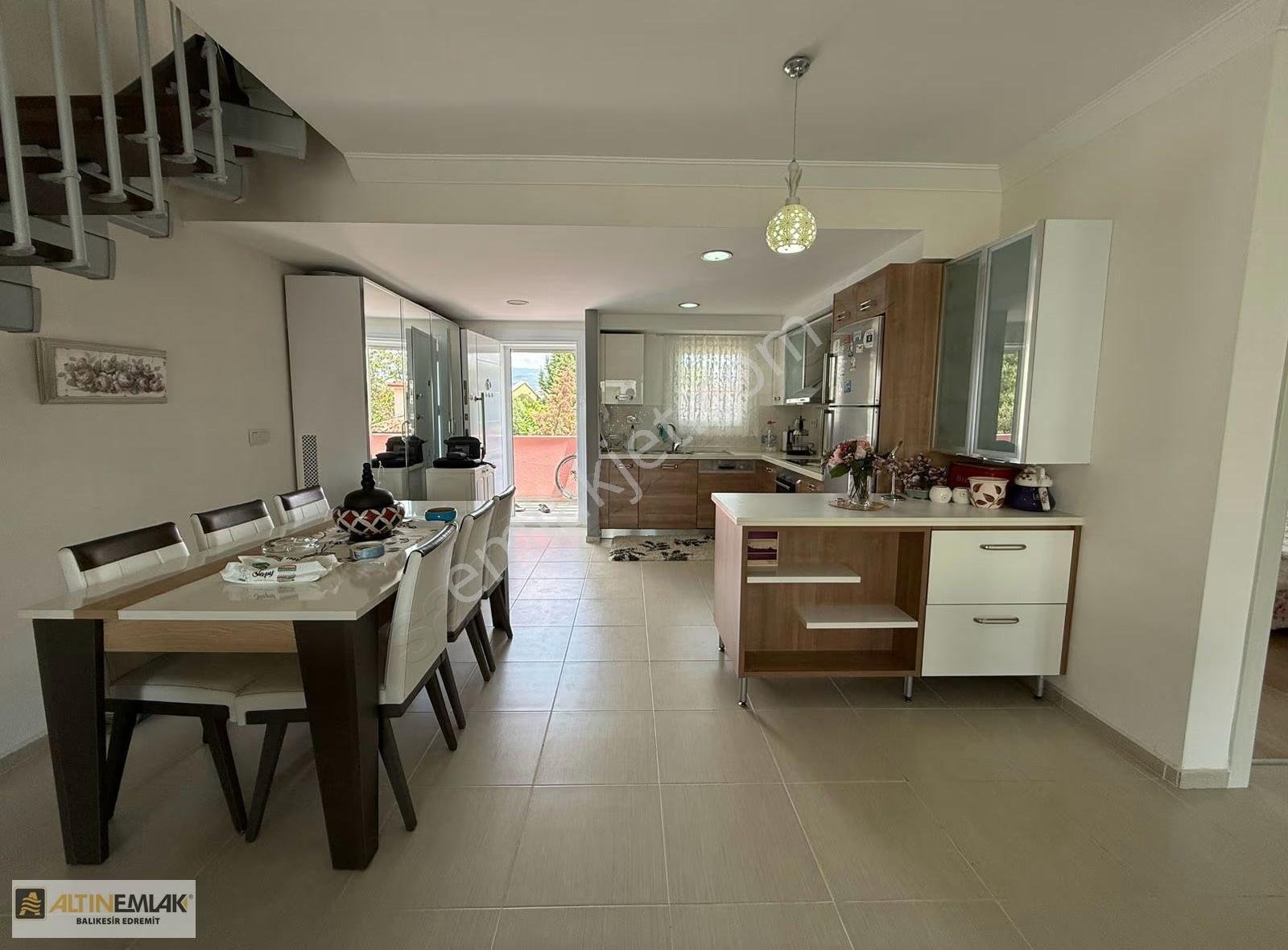 Küçükkuyu Port Sitesi'nin En Büyük Dairesi Denize Sıfır | 4+1 - Görsel 7