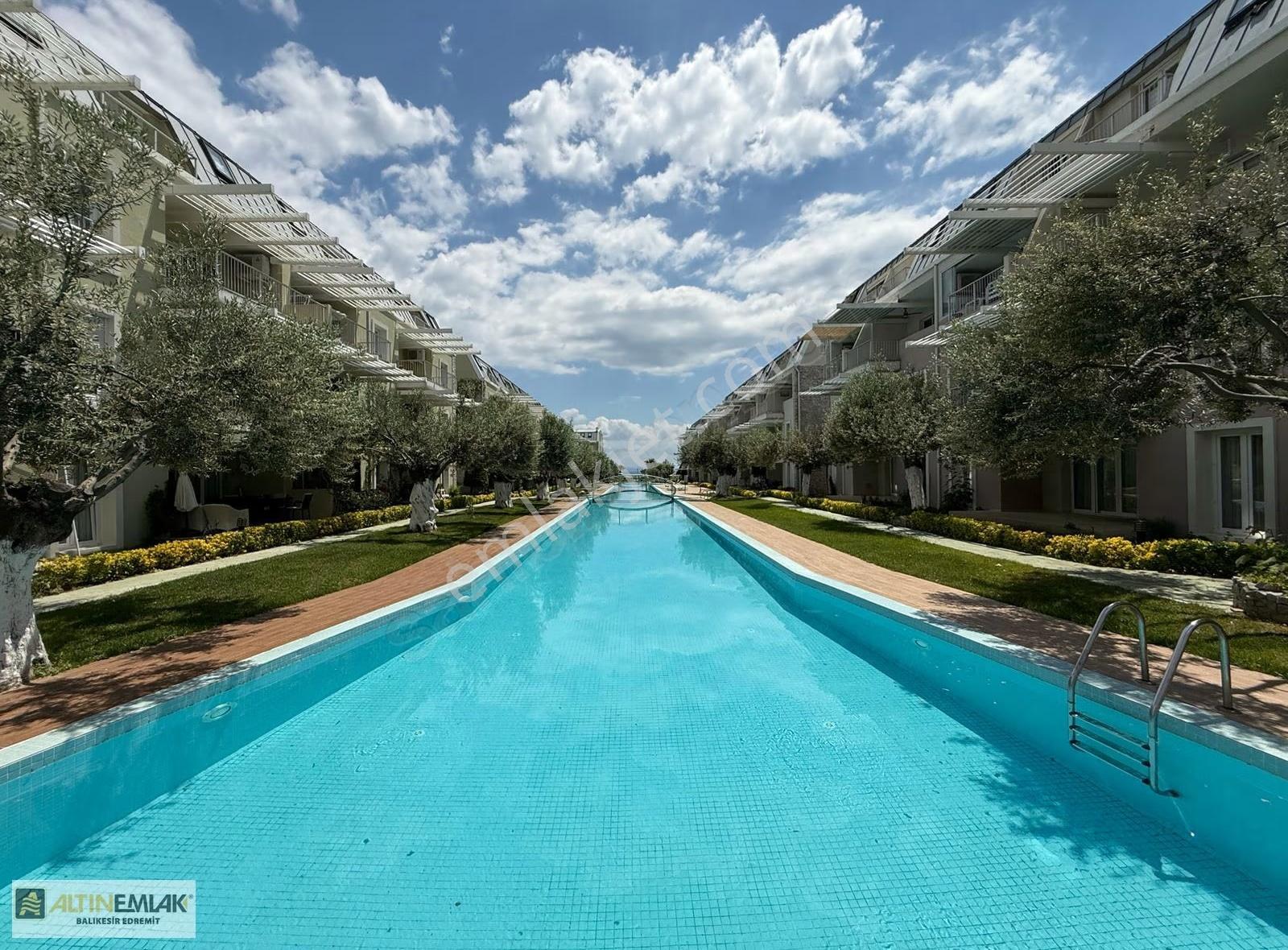 Küçükkuyu Port Sitesi'nin En Büyük Dairesi Denize Sıfır | 4+1 - Görsel 2