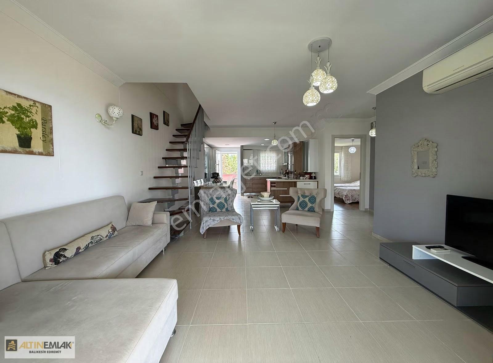 Küçükkuyu Port Sitesi'nin En Büyük Dairesi Denize Sıfır | 4+1 - Görsel 6