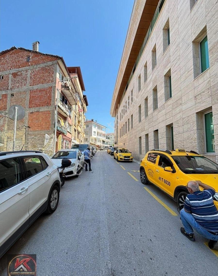 Kardeş'ten Merkezde Hazır Kiracılı Cadde Cepheli Satılık Dükkan - Görsel 12