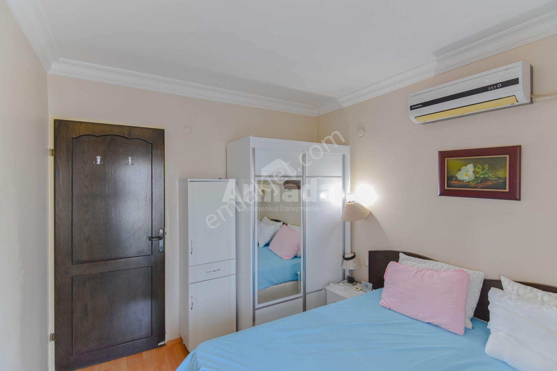 Kuşadası Merkezde Deniz Manzaralı Cam Balkonlu Eşyalı Daire - Görsel 8