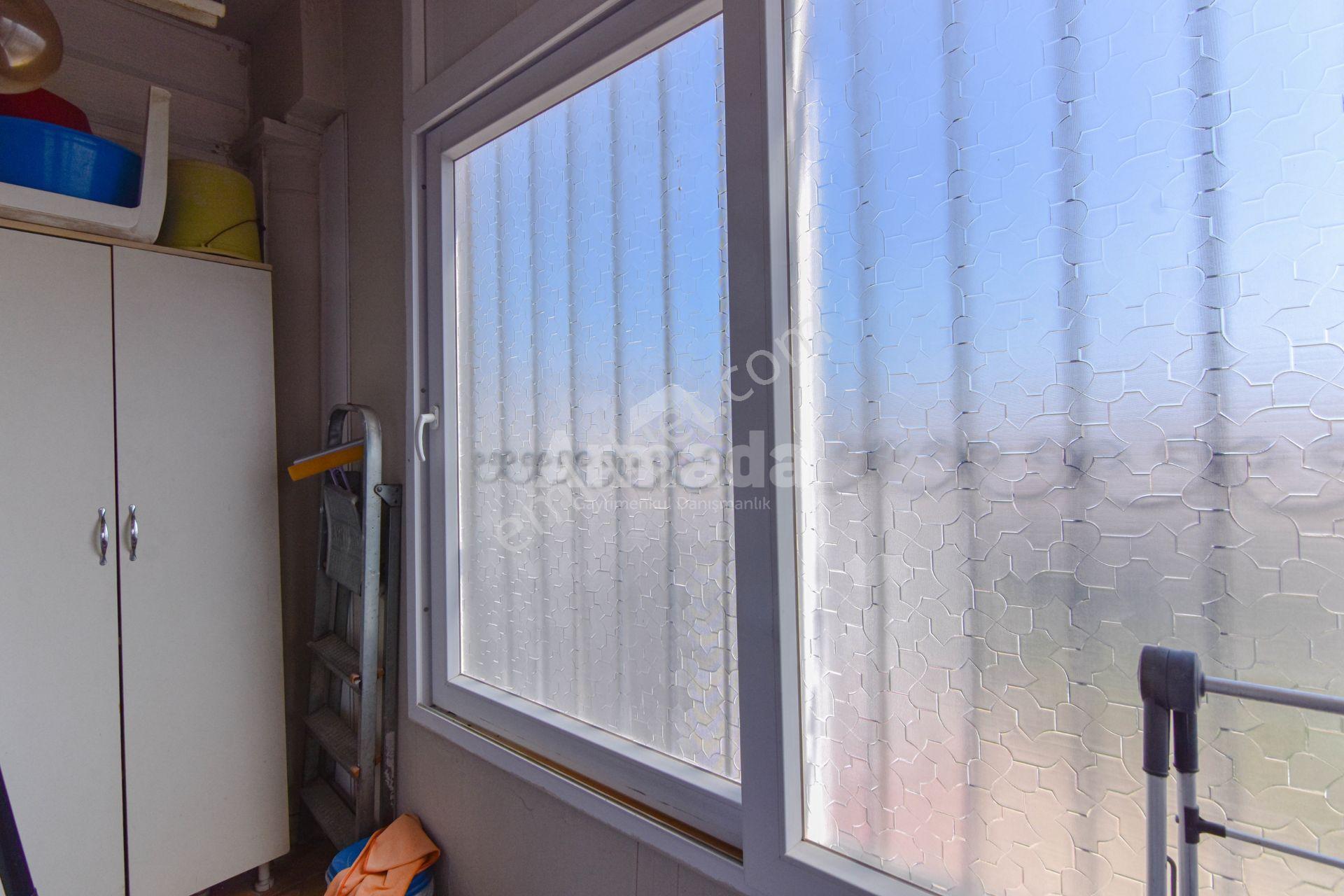Kuşadası Merkezde Deniz Manzaralı Cam Balkonlu Eşyalı Daire - Görsel 9