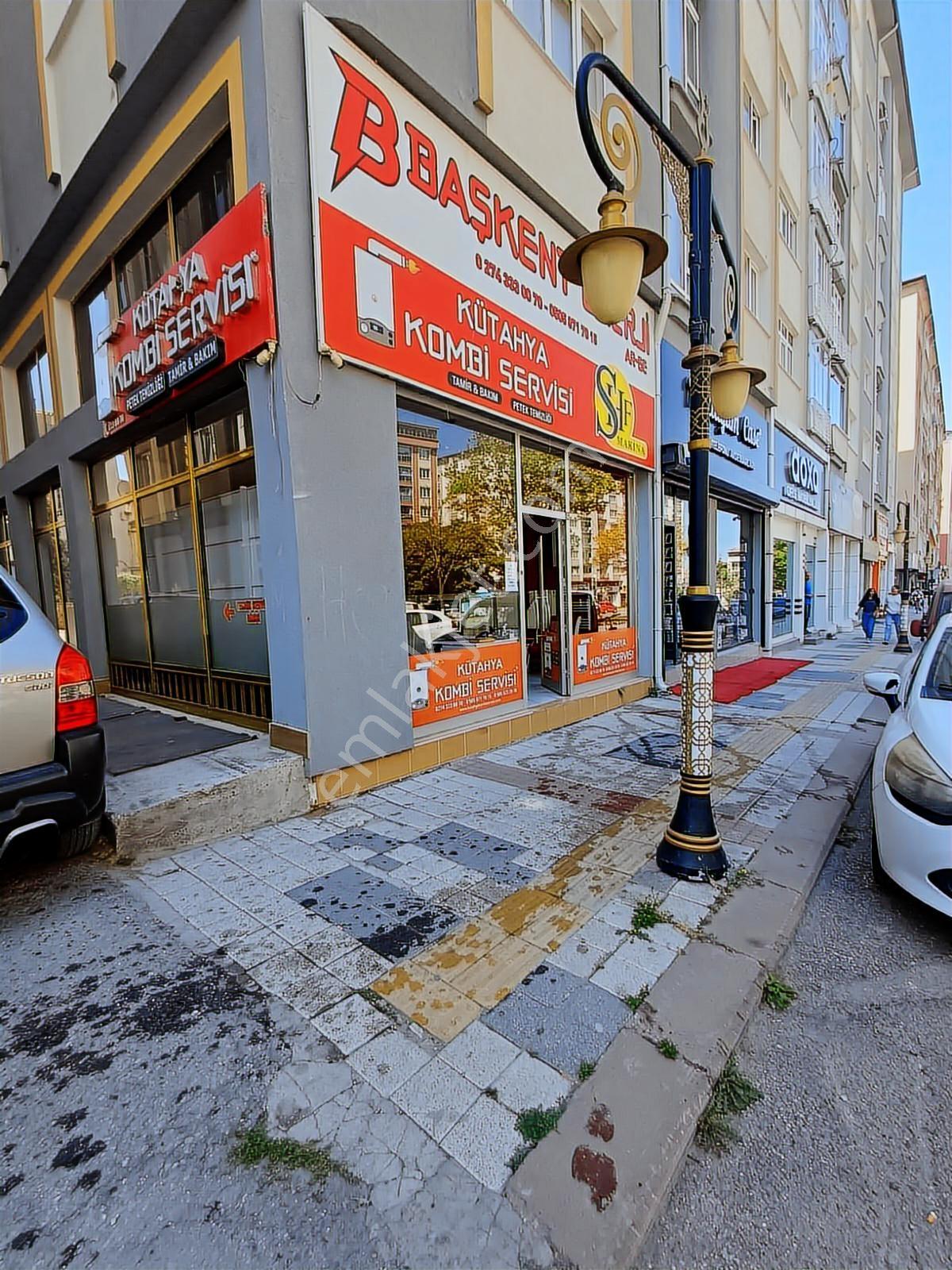Menderes Caddesinde Geniş Ferah Çift Cephe Satılık Dükkan