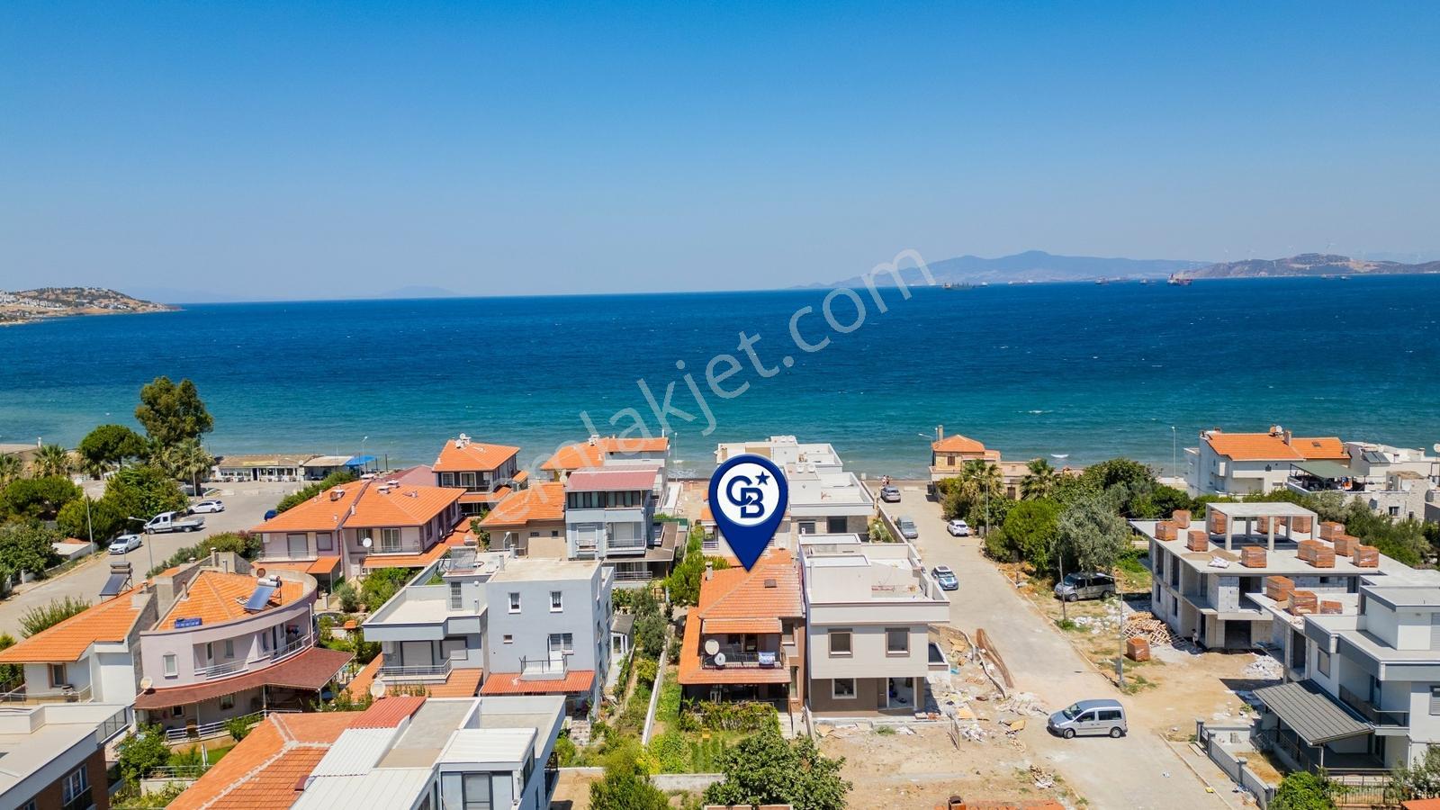 Yenifoça Gencelli'de Satılık 3+1 Bahçeli Dubleks Villa