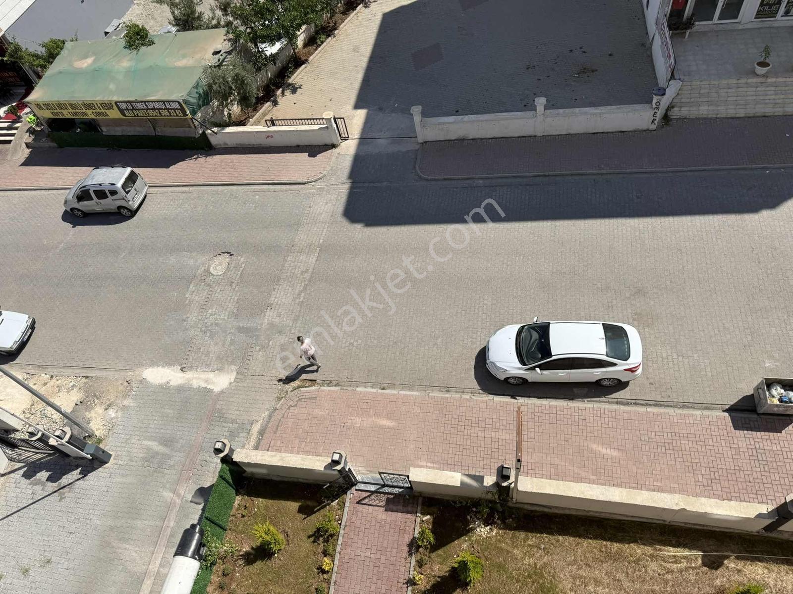 Burhan Kılınç'dan Lüx 1+1 Merkezi Konumda Dam Çatılı - Görsel 2