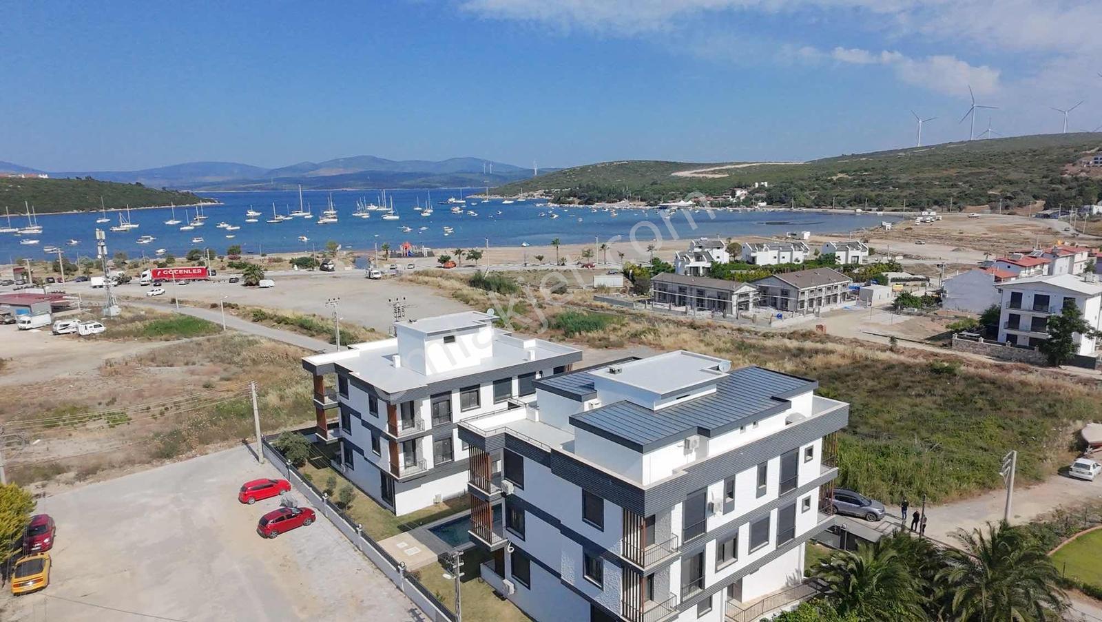 Sığacıkta Geniş Eşsiz Bahçe Kullanımlı Havuzlu 1+1