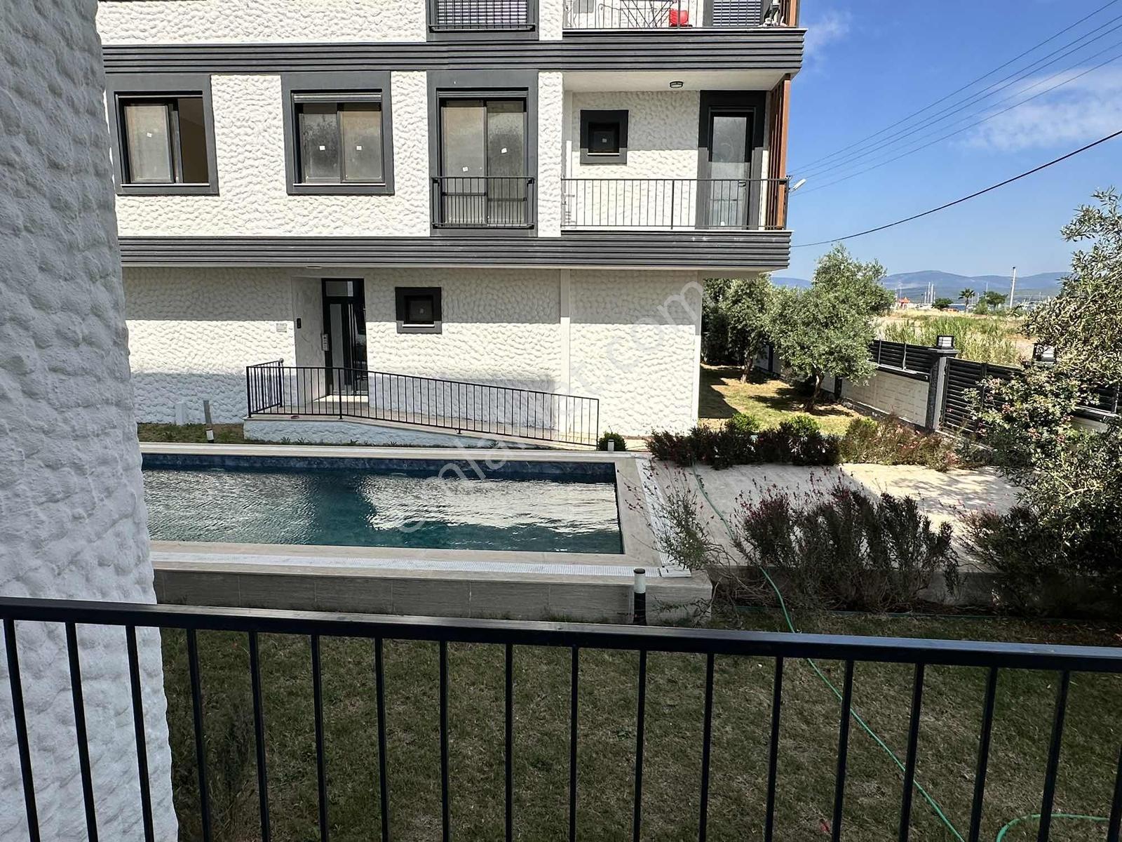Sığacıkta Geniş Eşsiz Bahçe Kullanımlı Havuzlu 1+1 - Görsel 11