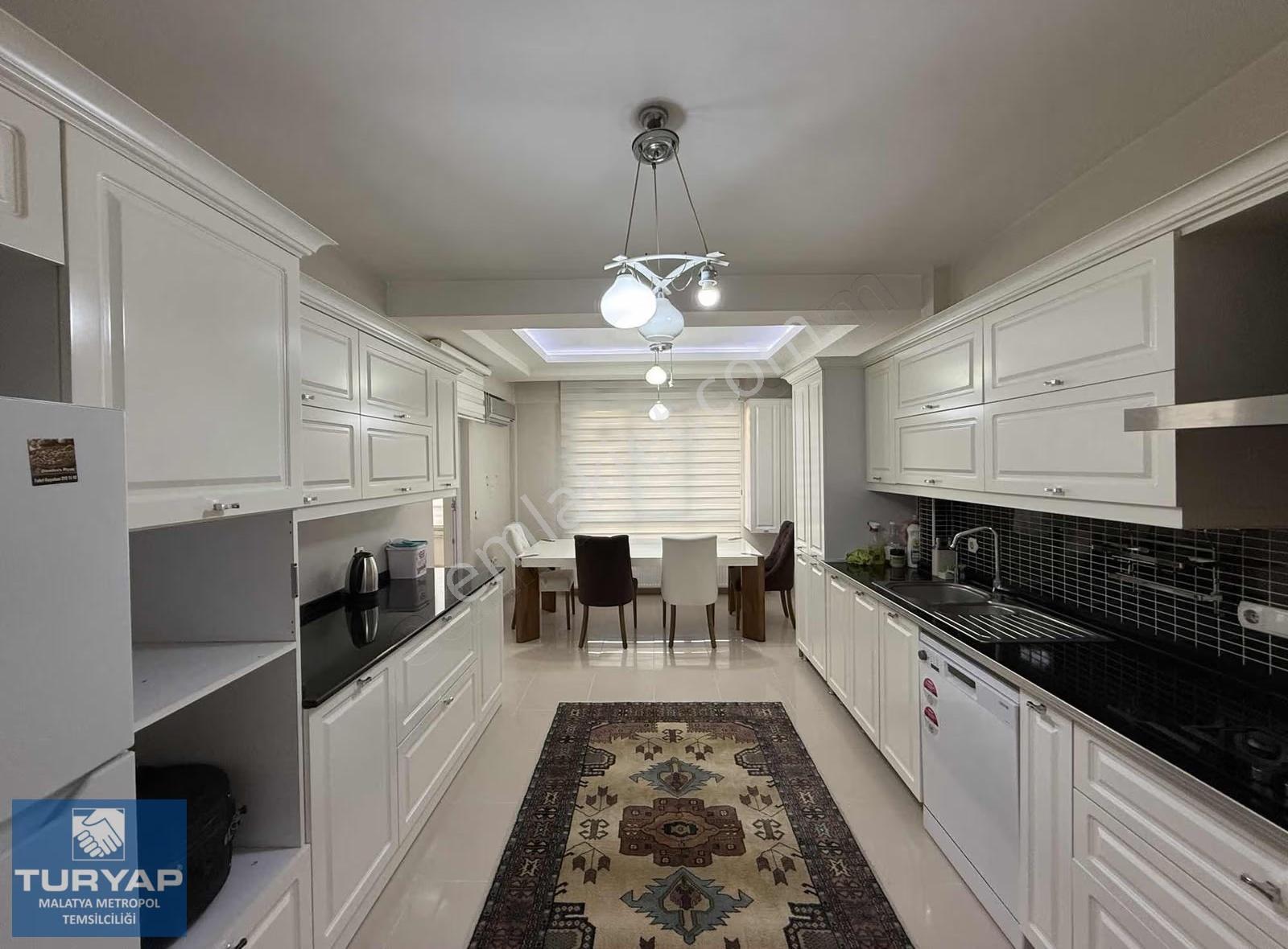 Turyap Metropol'den İstanbul Evlerinde 4+1 Eşyalı Kiralık Daire - Görsel 13