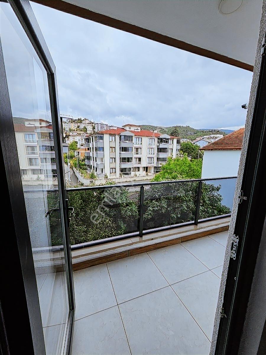 Cadde Üzeri Merkezi Konumda 2+1 Satılık Daire - Görsel 12
