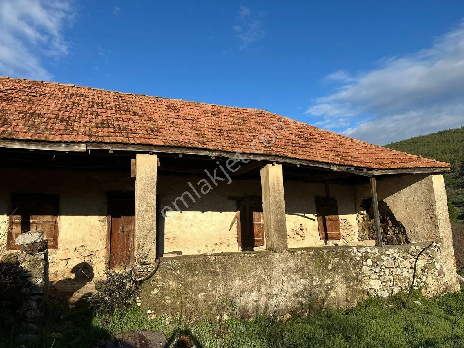Milas Kizilagacta Satilik Eski Köy Evi Ve Tarla
