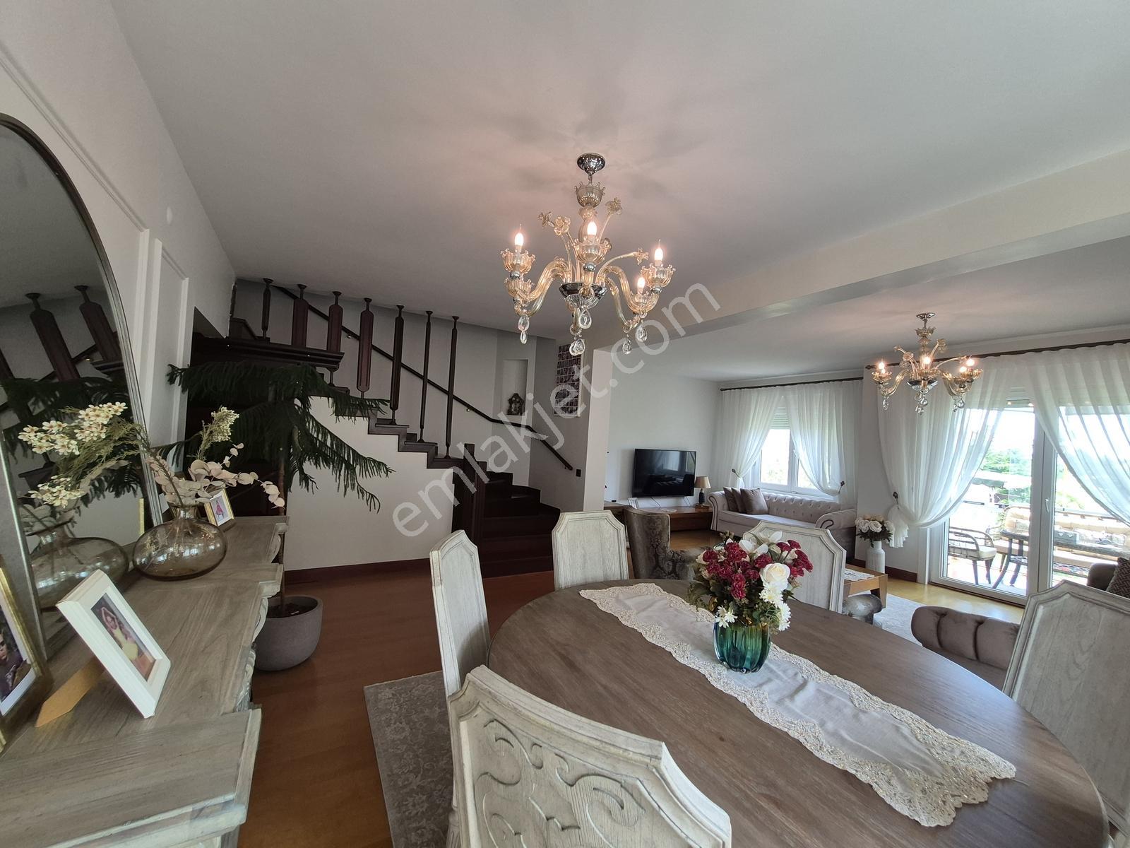 Büyükçekmece Güzelşehir Sitesinde Yenilenmiş 4+2 Satılık Villa - Görsel 12