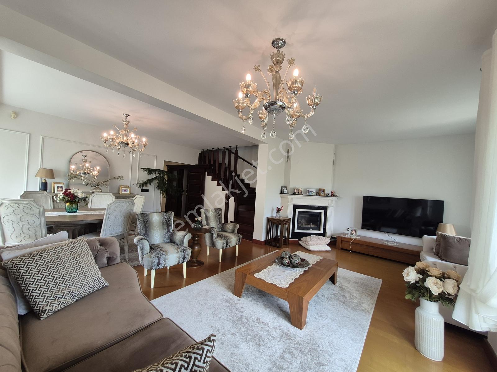 Büyükçekmece Güzelşehir Sitesinde Yenilenmiş 4+2 Satılık Villa - Görsel 4