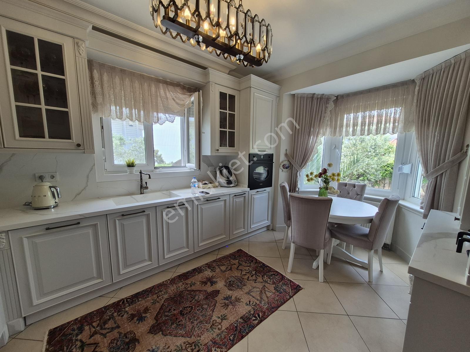 Büyükçekmece Güzelşehir Sitesinde Yenilenmiş 4+2 Satılık Villa - Görsel 13