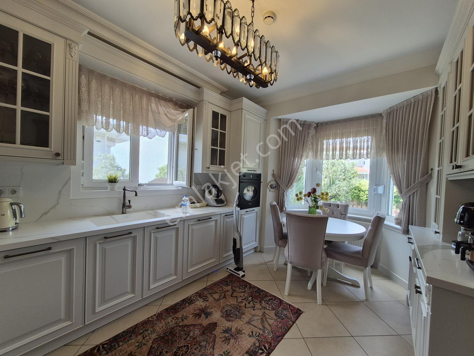 Büyükçekmece Güzelşehir Sitesinde Yenilenmiş 4+2 Satılık Villa - Görsel 7