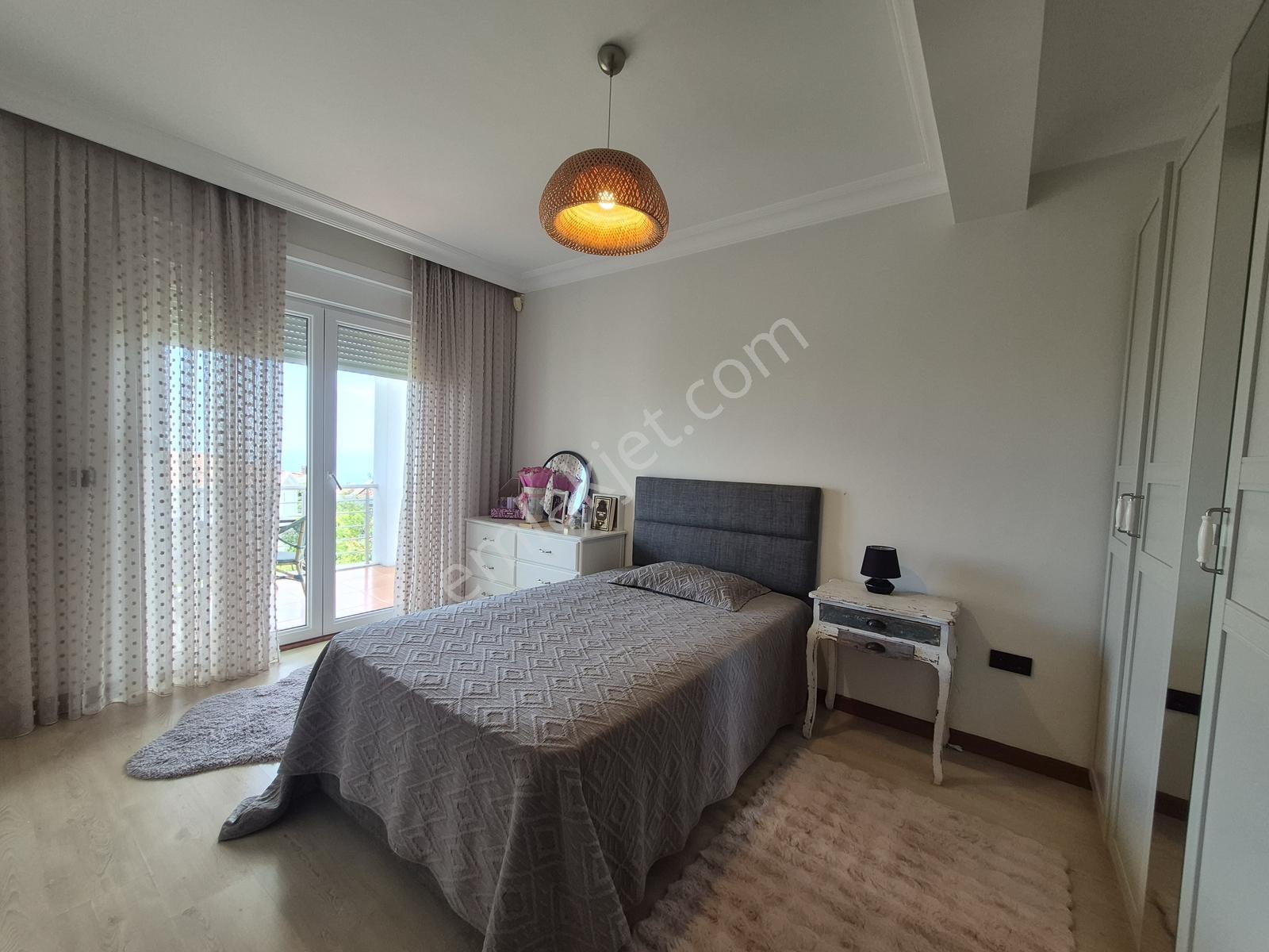 Büyükçekmece Güzelşehir Sitesinde Yenilenmiş 4+2 Satılık Villa - Görsel 2