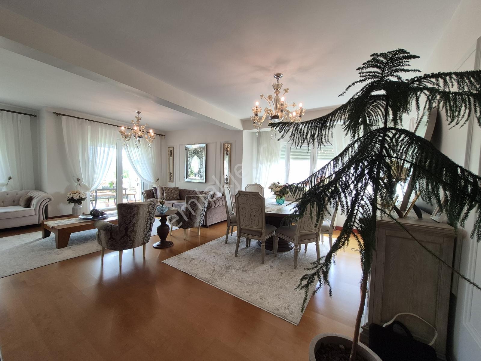 Büyükçekmece Güzelşehir Sitesinde Yenilenmiş 4+2 Satılık Villa - Görsel 10