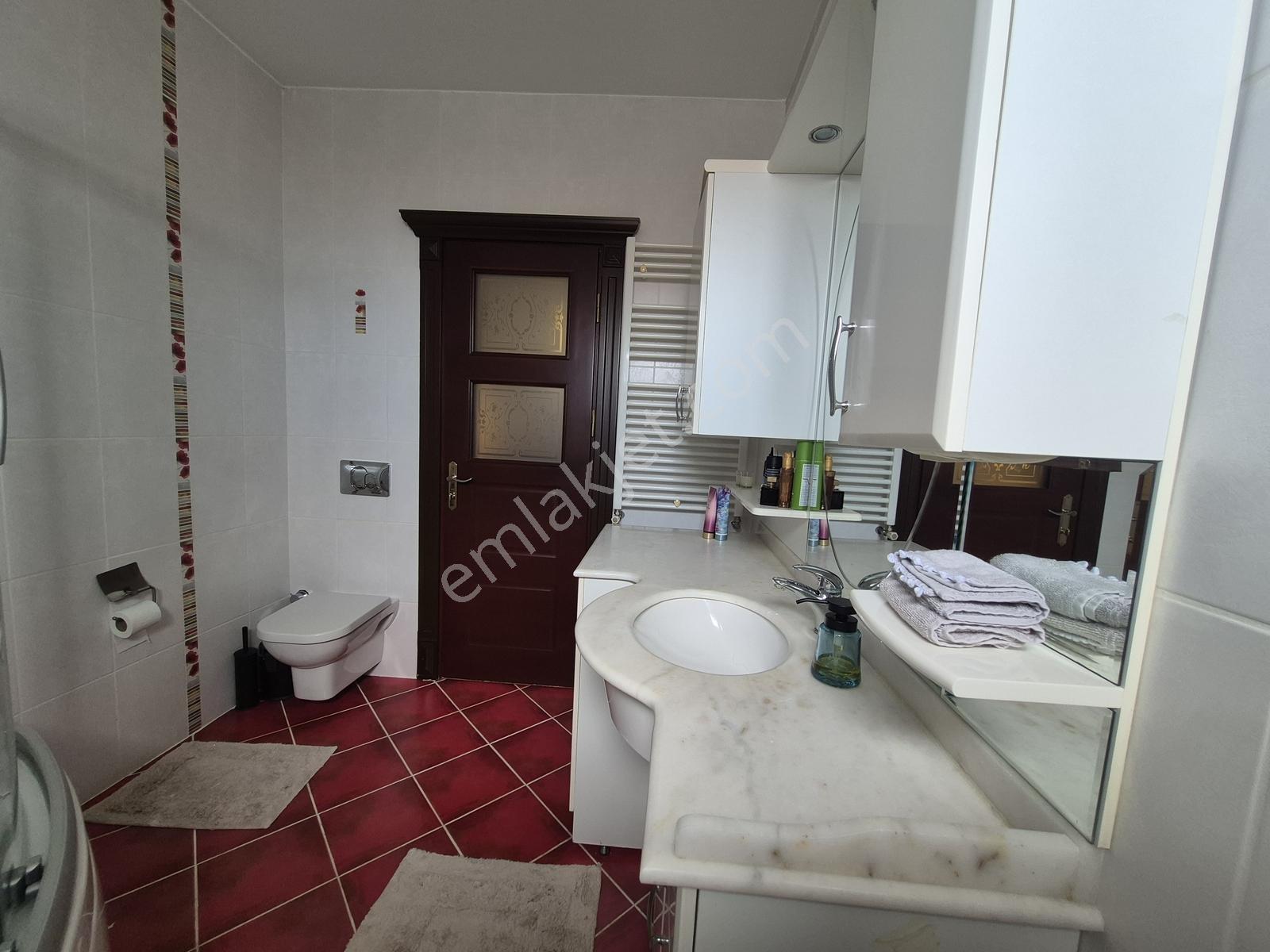 Büyükçekmece Güzelşehir Sitesinde Yenilenmiş 4+2 Satılık Villa - Görsel 18