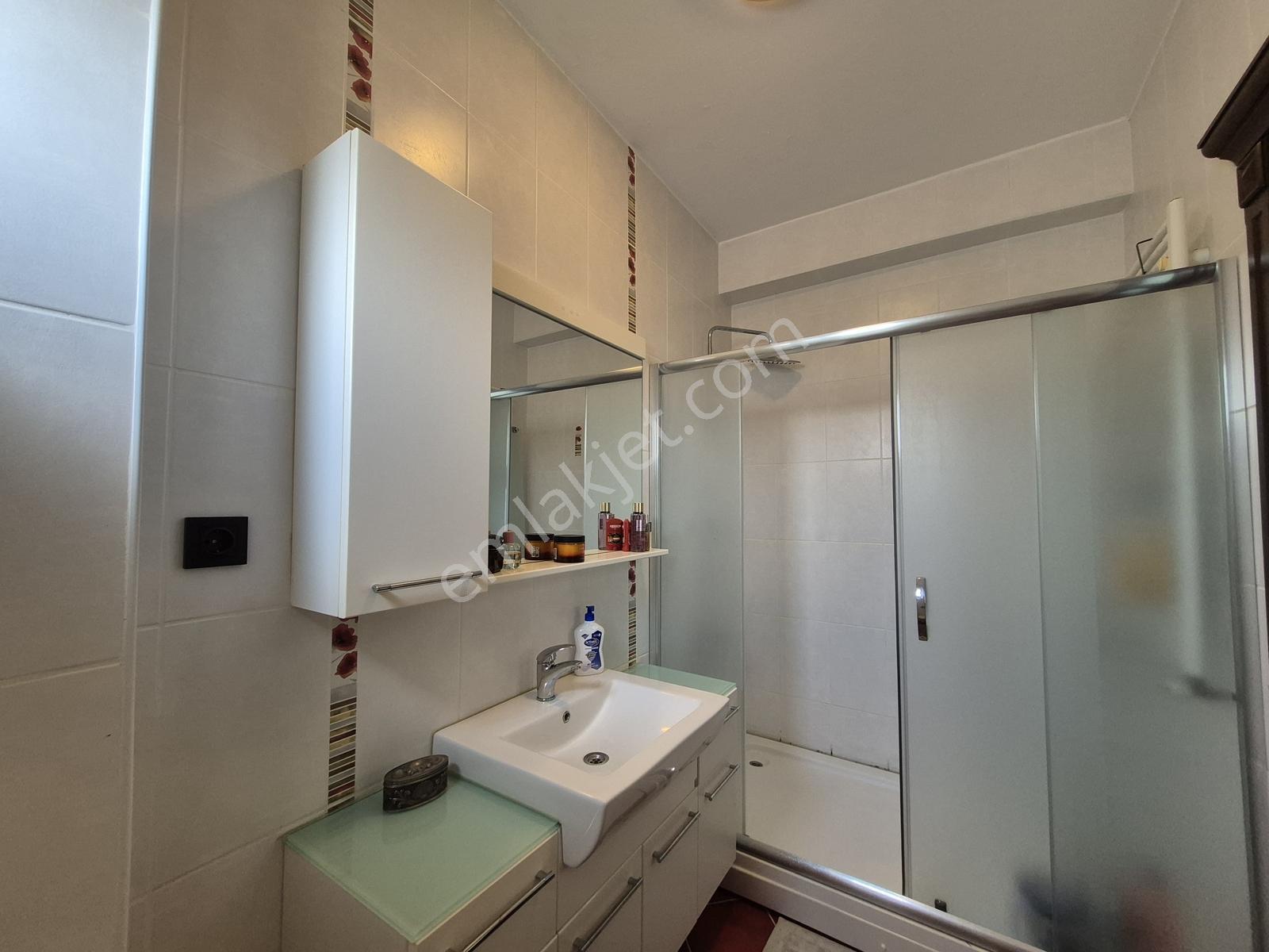 Büyükçekmece Güzelşehir Sitesinde Yenilenmiş 4+2 Satılık Villa - Görsel 22